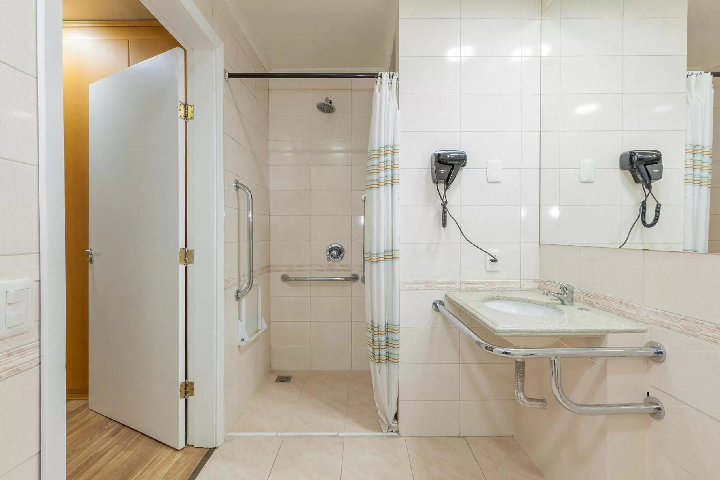 Shower, Bathroom in Tri Hotel Smart Caxias