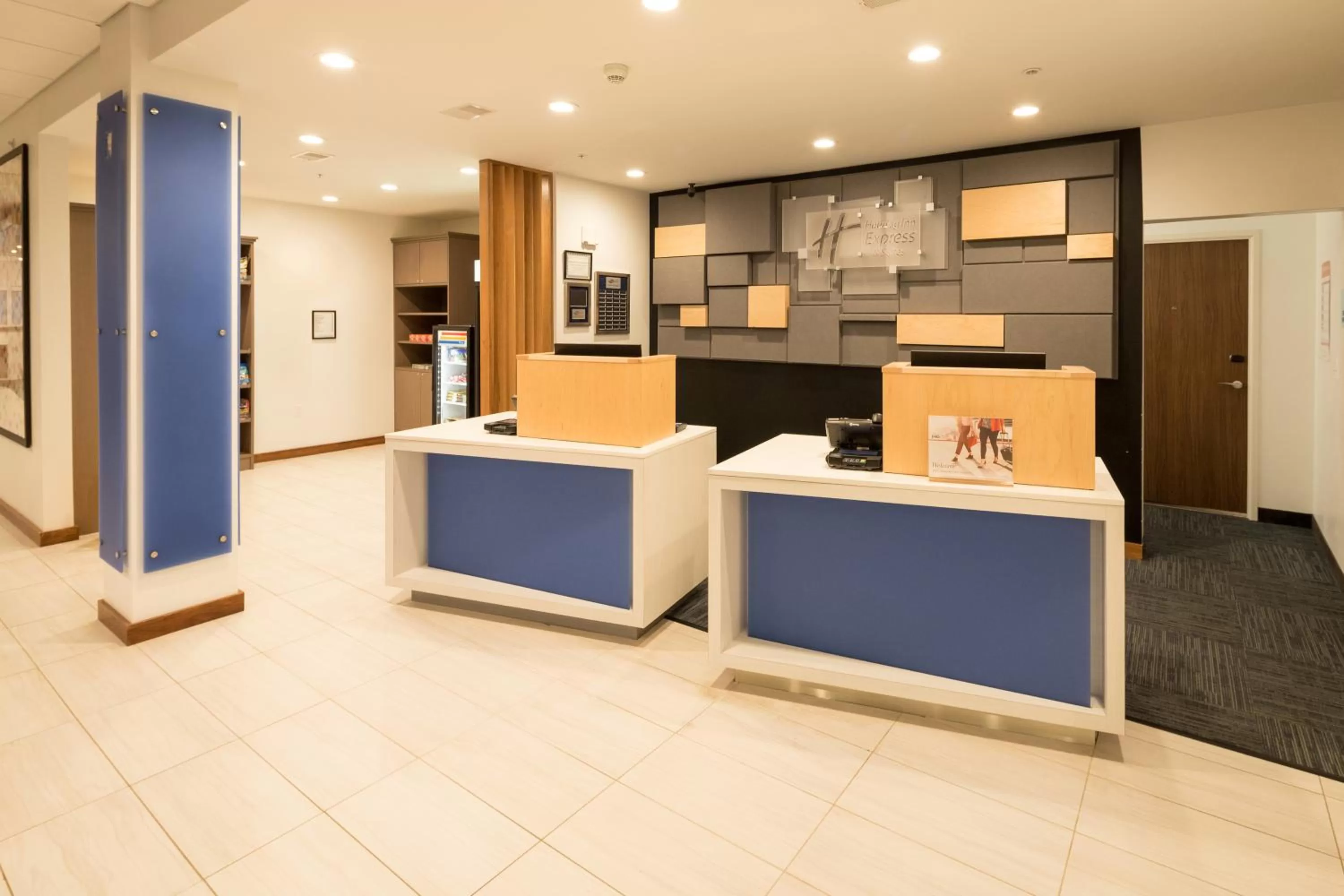 Lobby or reception in Holiday Inn Express Hotel & Suites Bay City by IHG