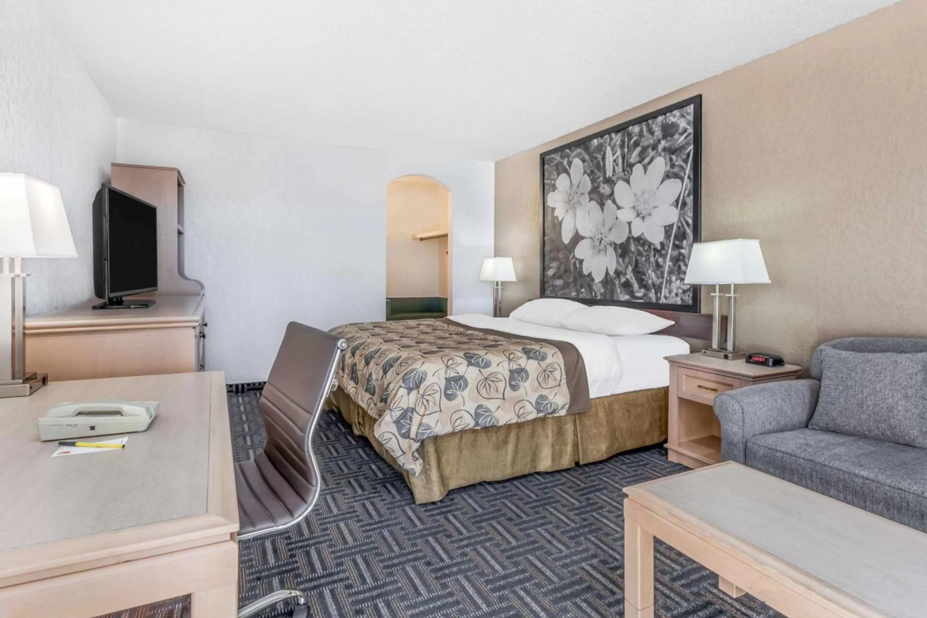 Photo of the whole room, Bed in Super 8 by Wyndham Stettler