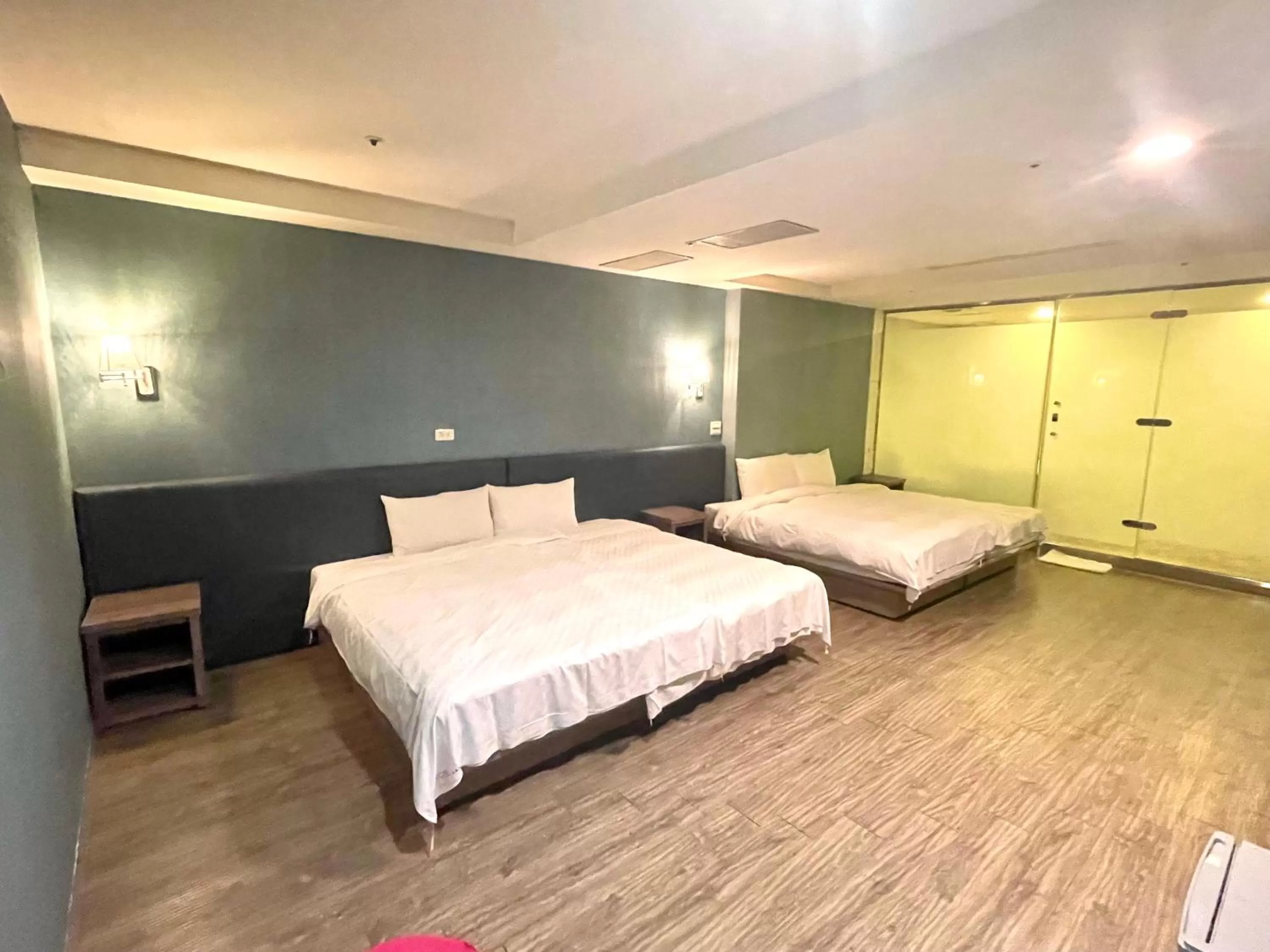 Photo of the whole room, Bed in Walker Hotel - Zhengyi