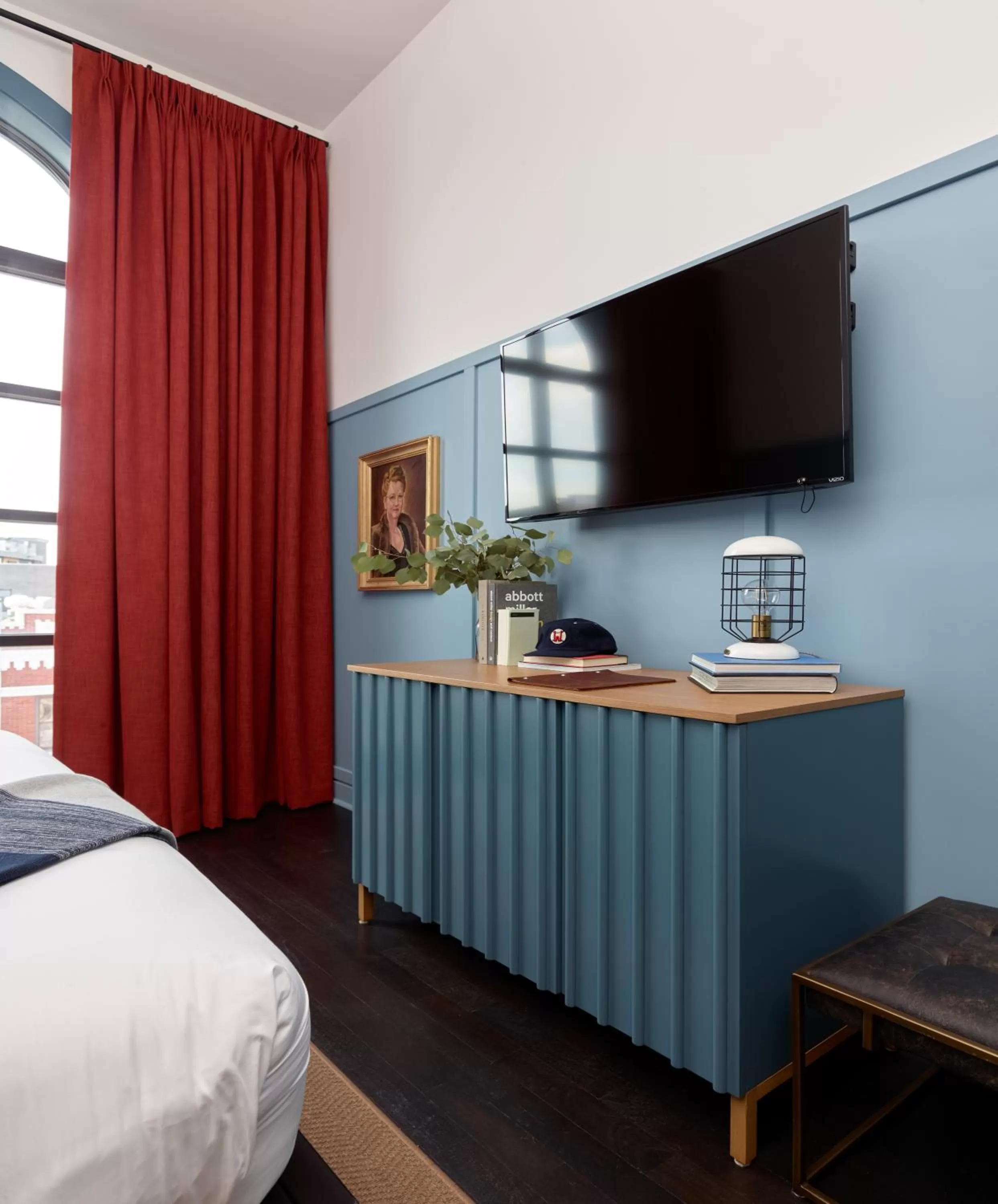 TV and multimedia, Bed in The Chicago Hotel Collection Wrigleyville