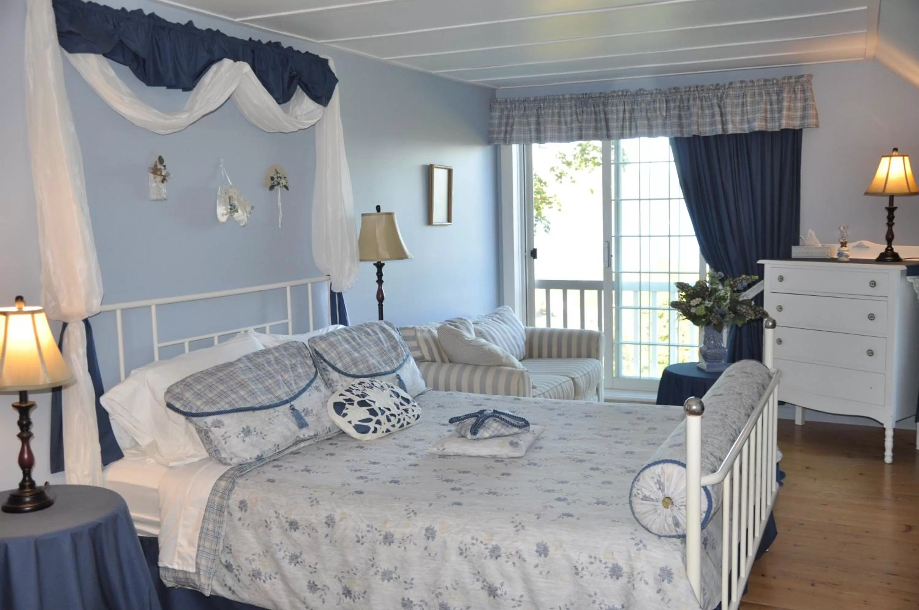 Photo of the whole room, Bed in Auberge sur la Côte