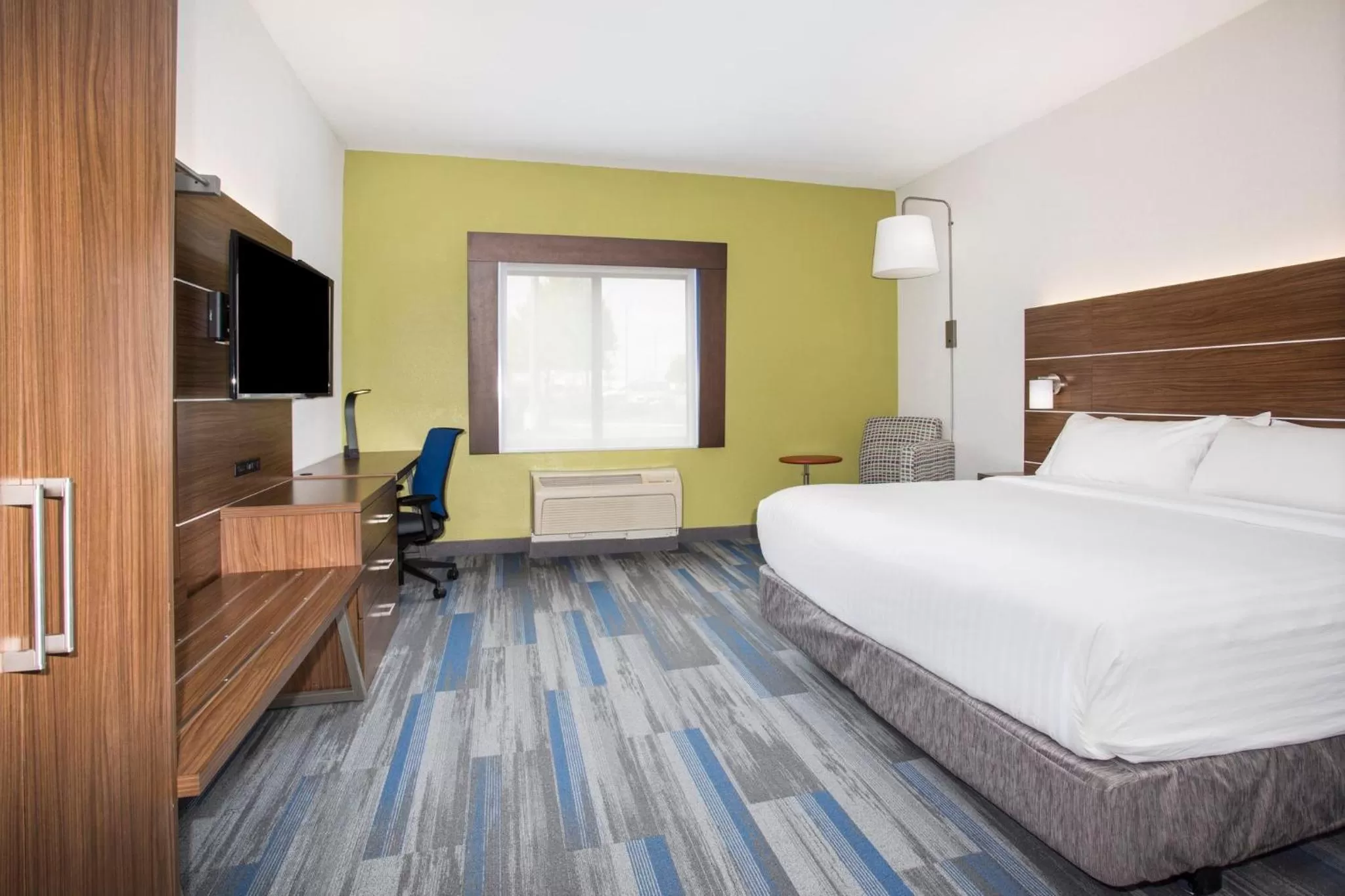 Photo of the whole room, Bed in Holiday Inn Express Kansas City - at the Legends! by IHG