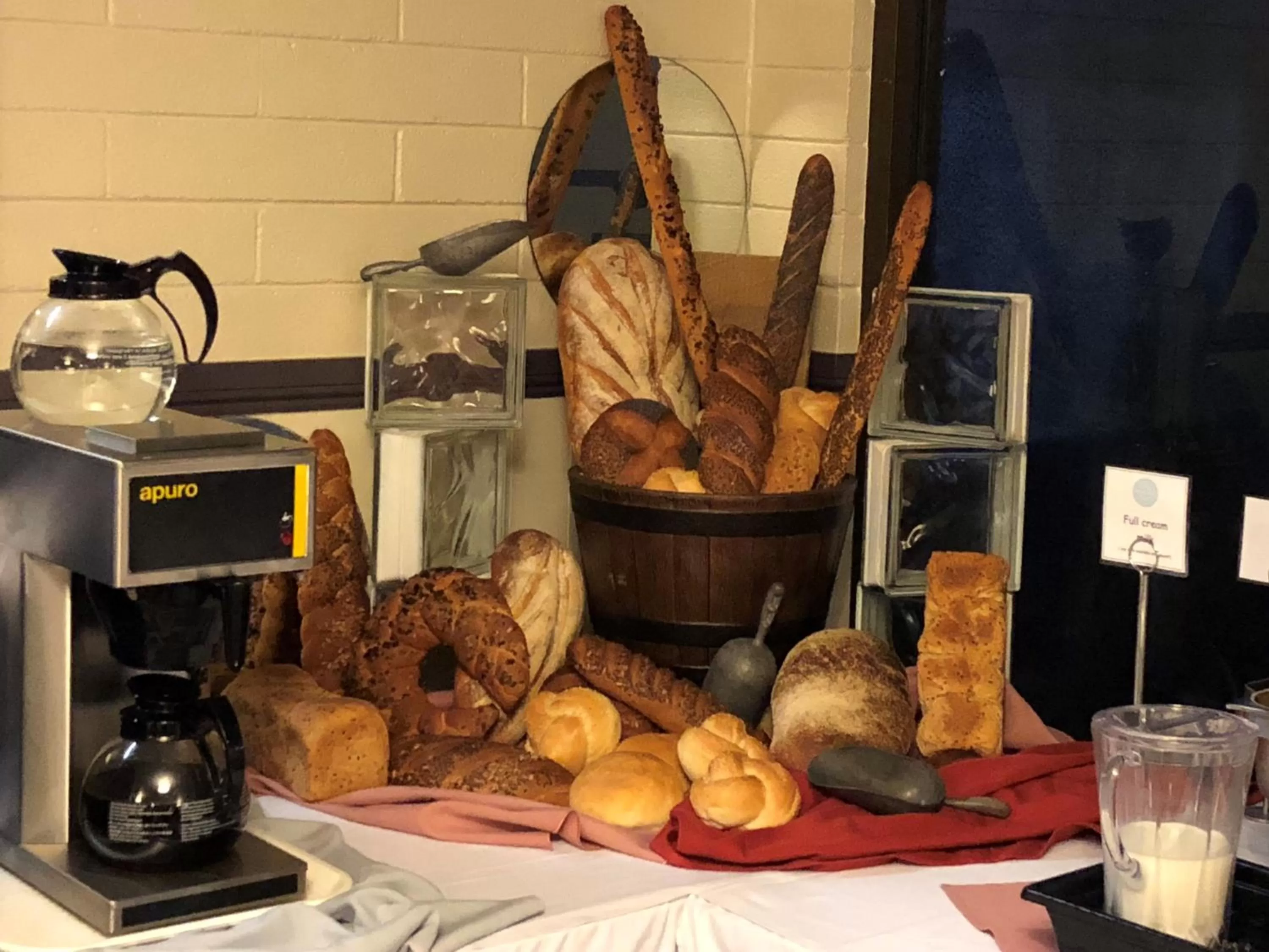 Food and drinks in Opal Inn Hotel, Motel, Caravan Park