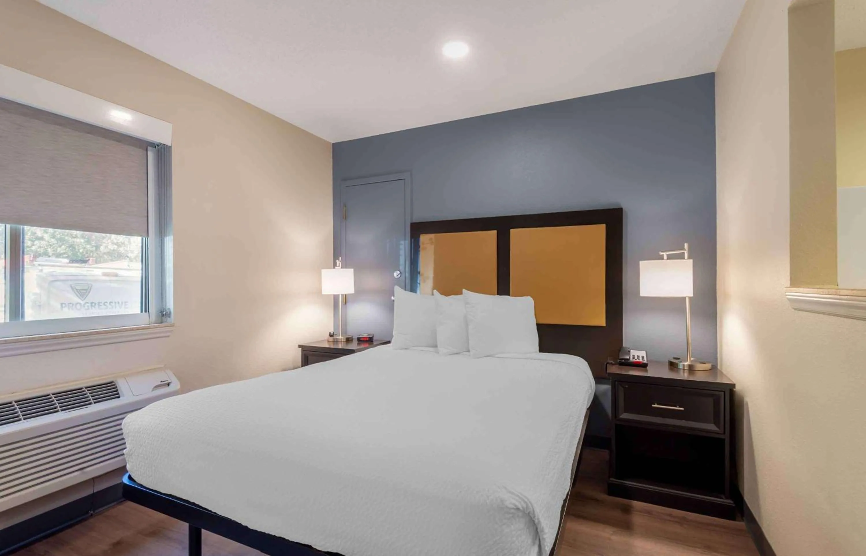 Bedroom, Bed in Extended Stay America Select Suites - Charlotte - Tyvola Rd - Executive Park