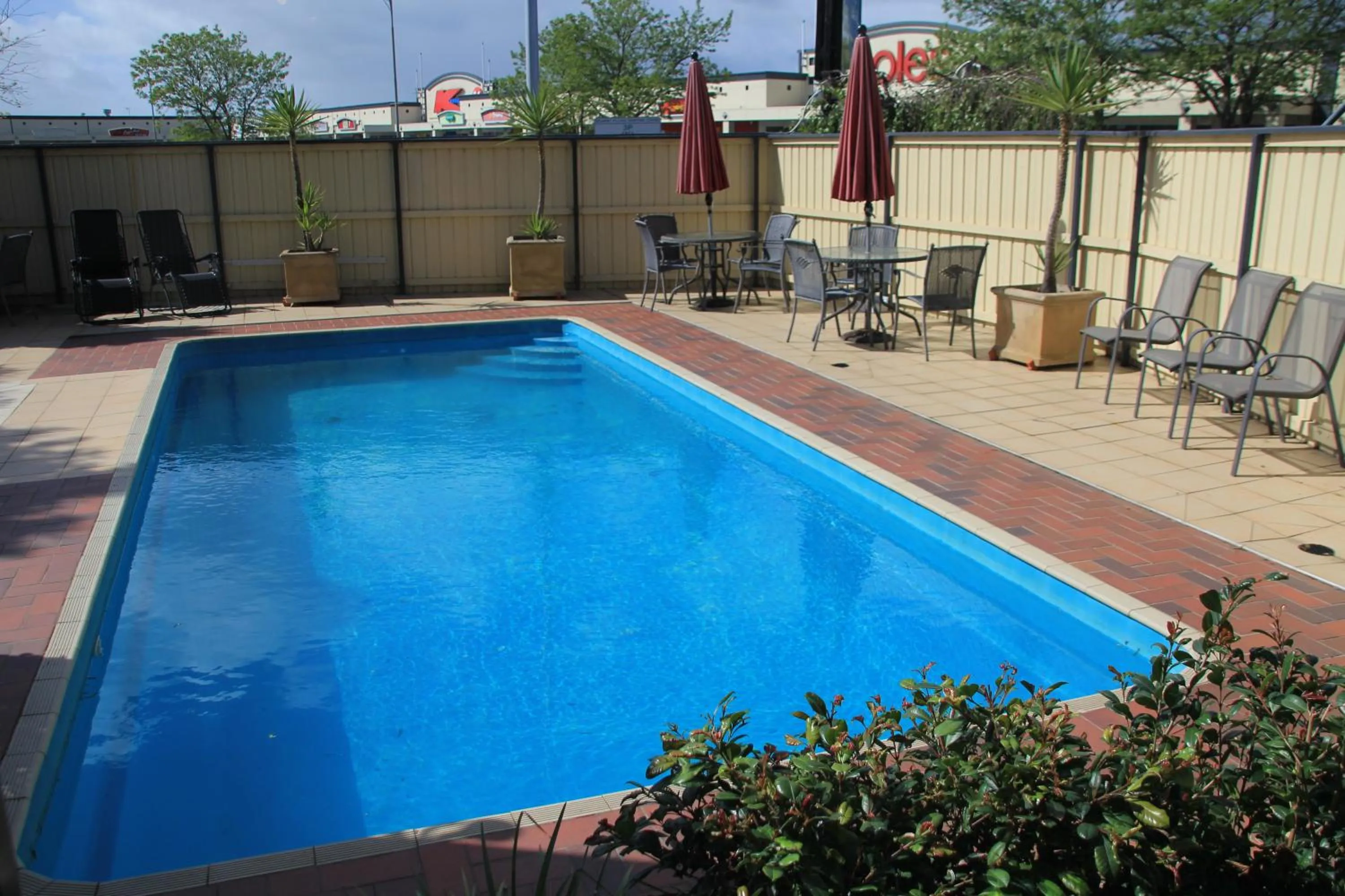 Pool view in Parkside Motel Geelong