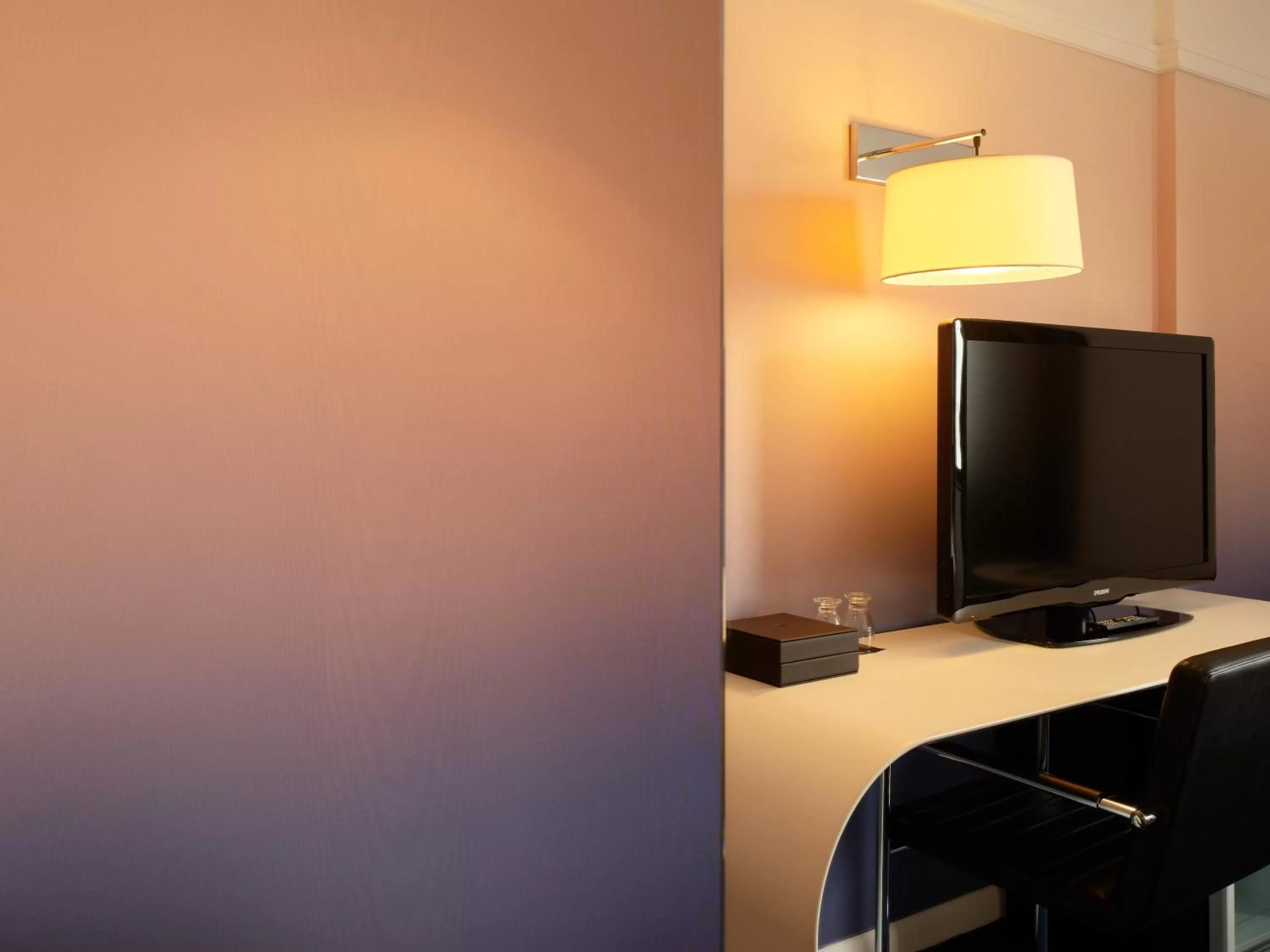 TV and multimedia in Pullman Paris Montparnasse