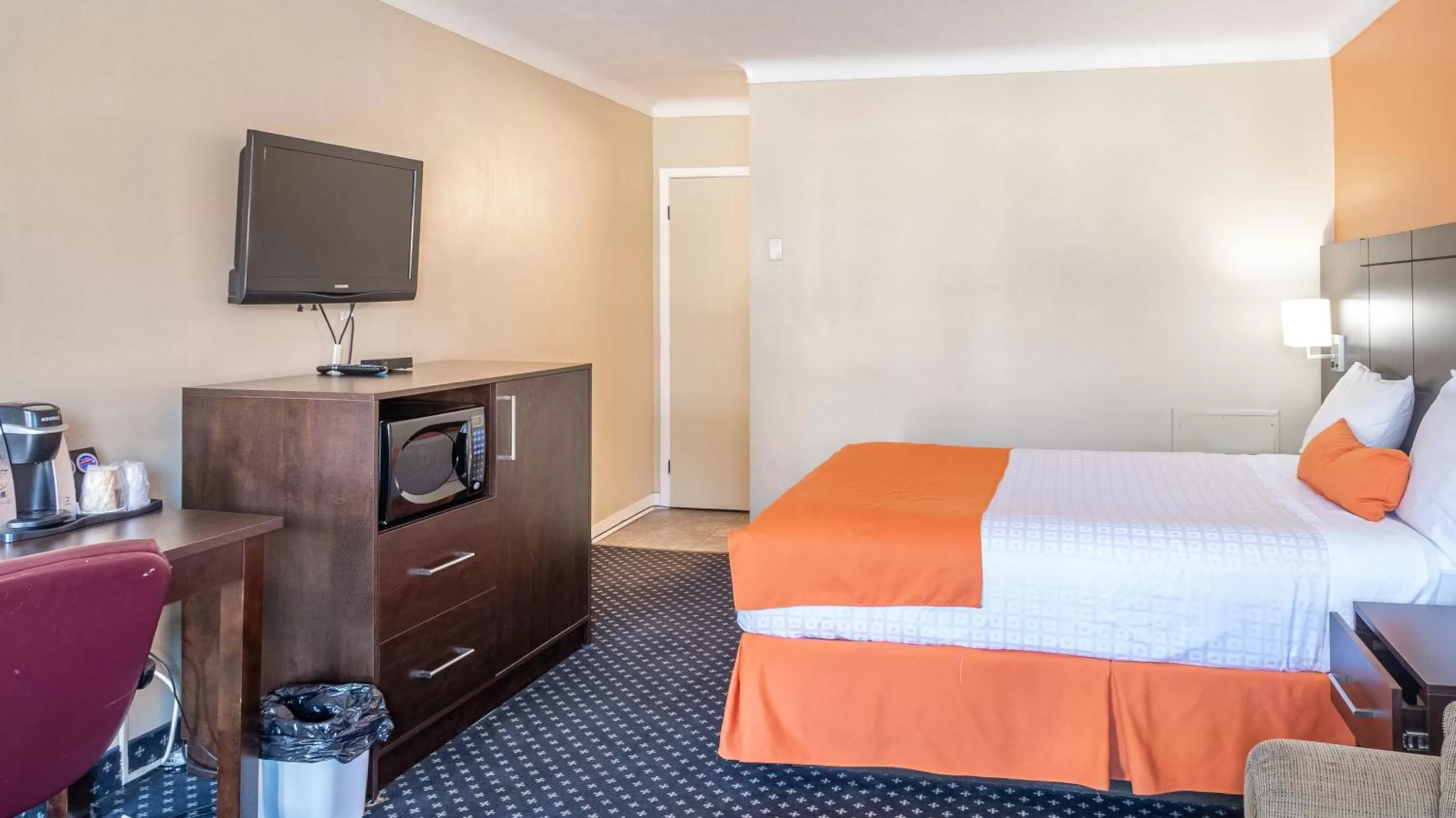 Photo of the whole room, Bed in Knights Inn North Bay