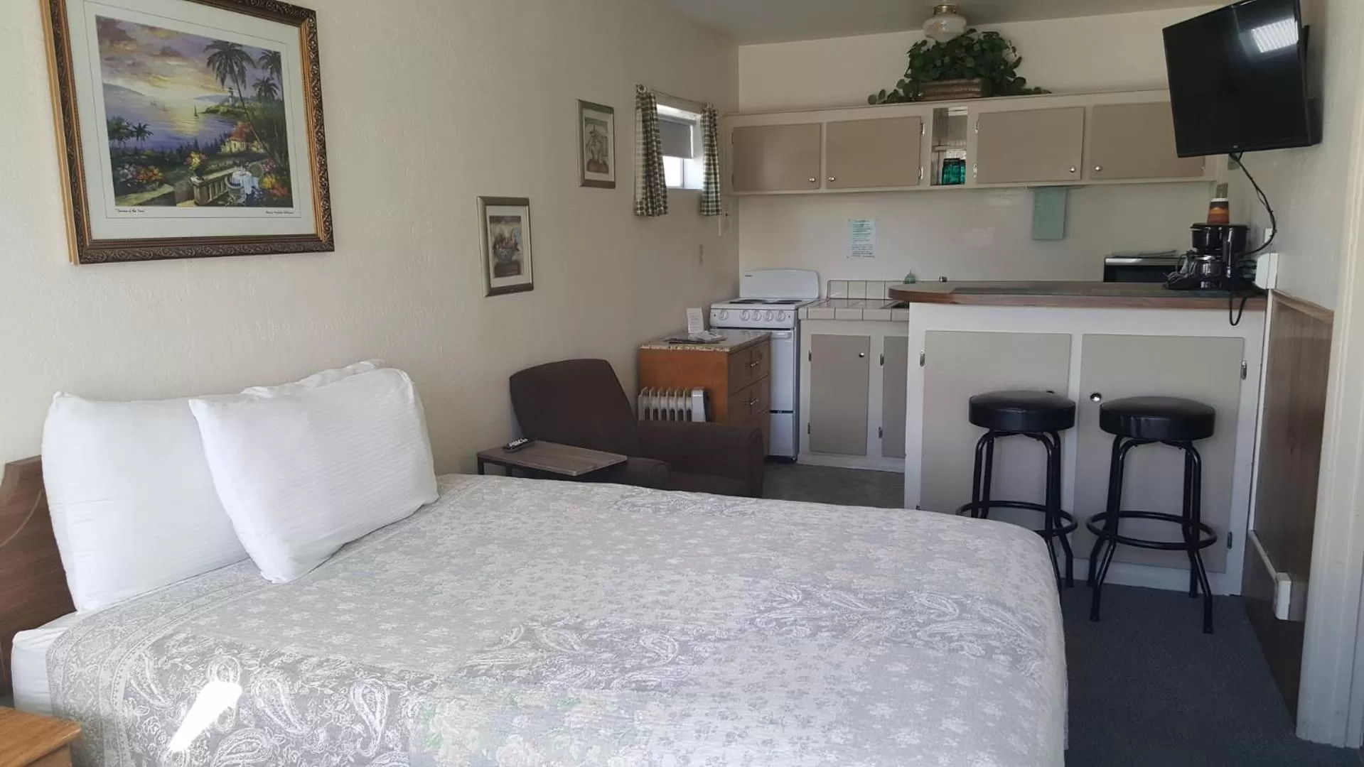 Bed in Bishop Village Motel