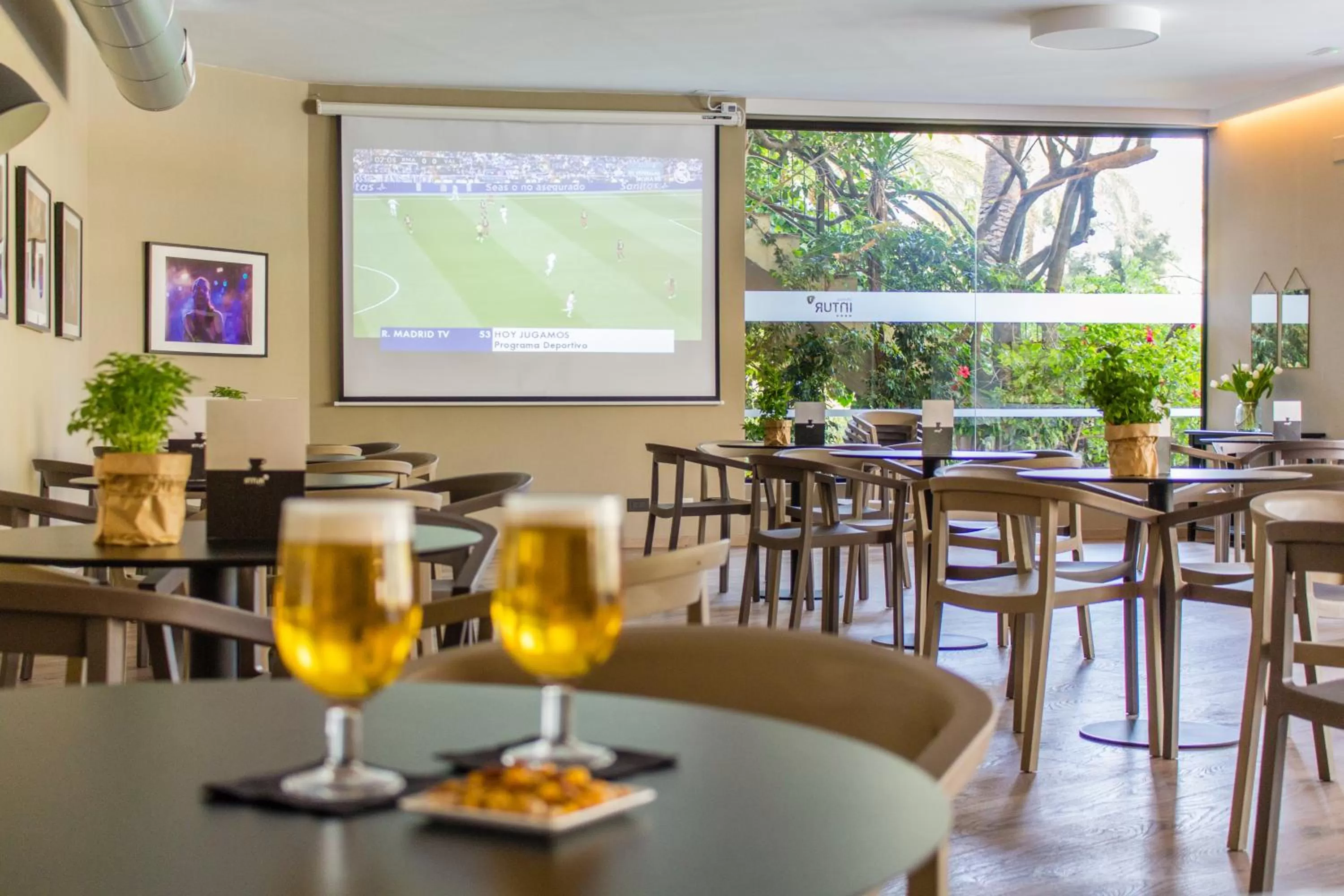 Food and drinks in Intelier Orange