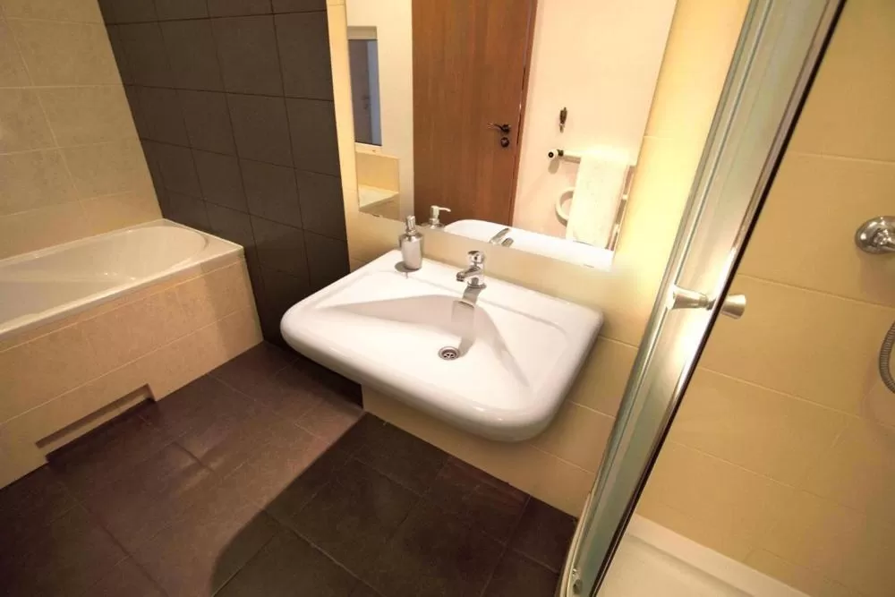 Shower in Hotel George