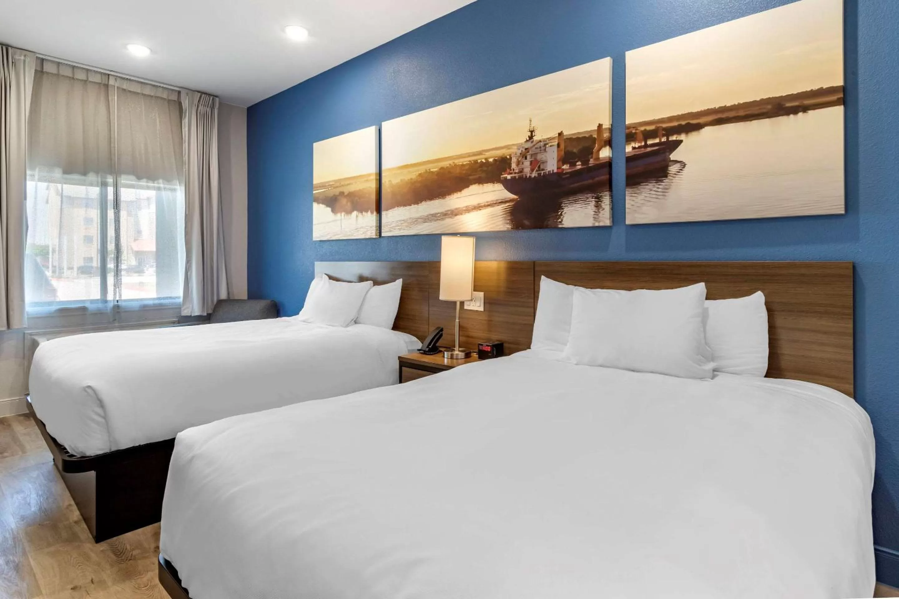 Photo of the whole room, Bed in Clarion Pointe Port Arthur-Beaumont South