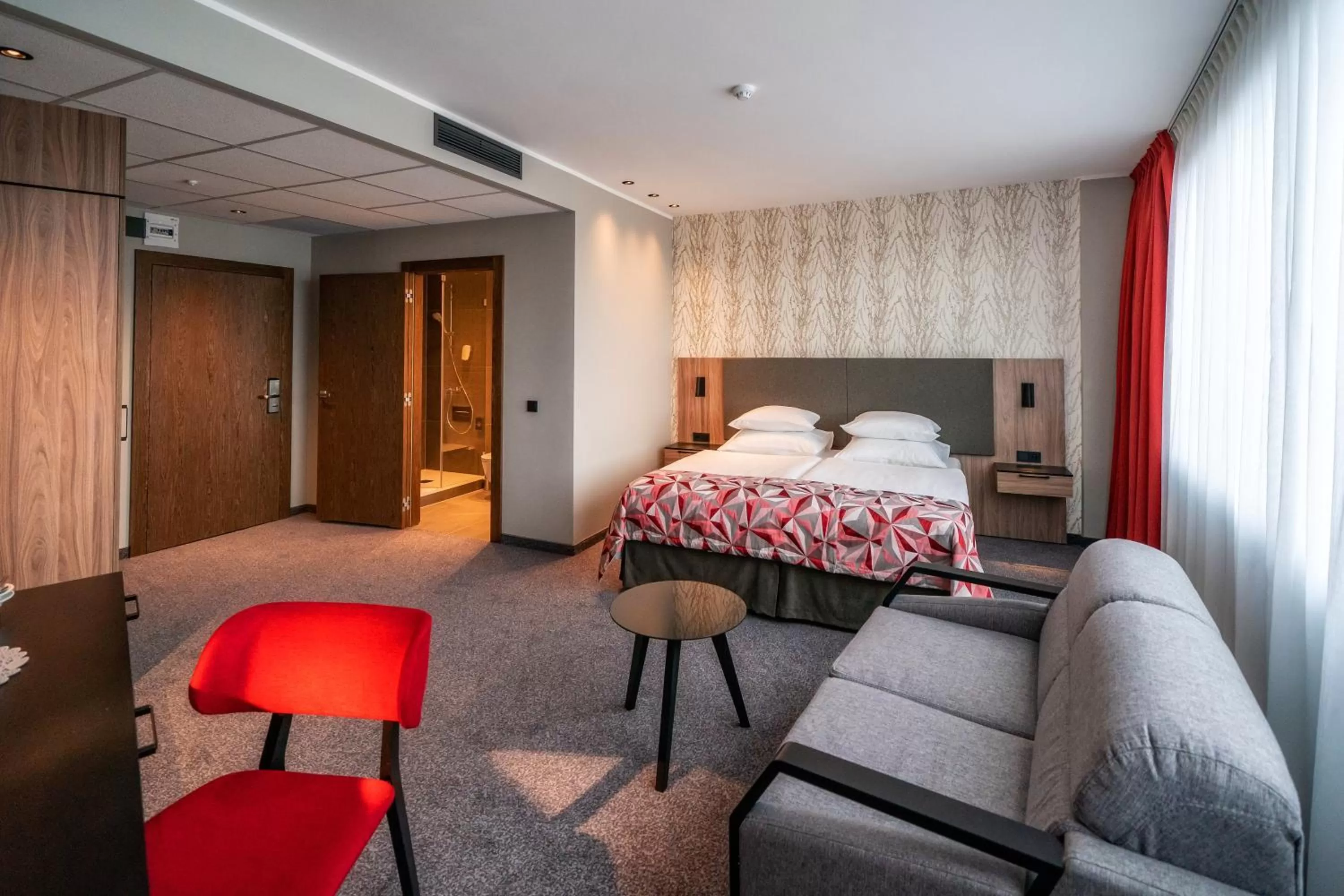 Bathroom, Bed in HP Park Plaza