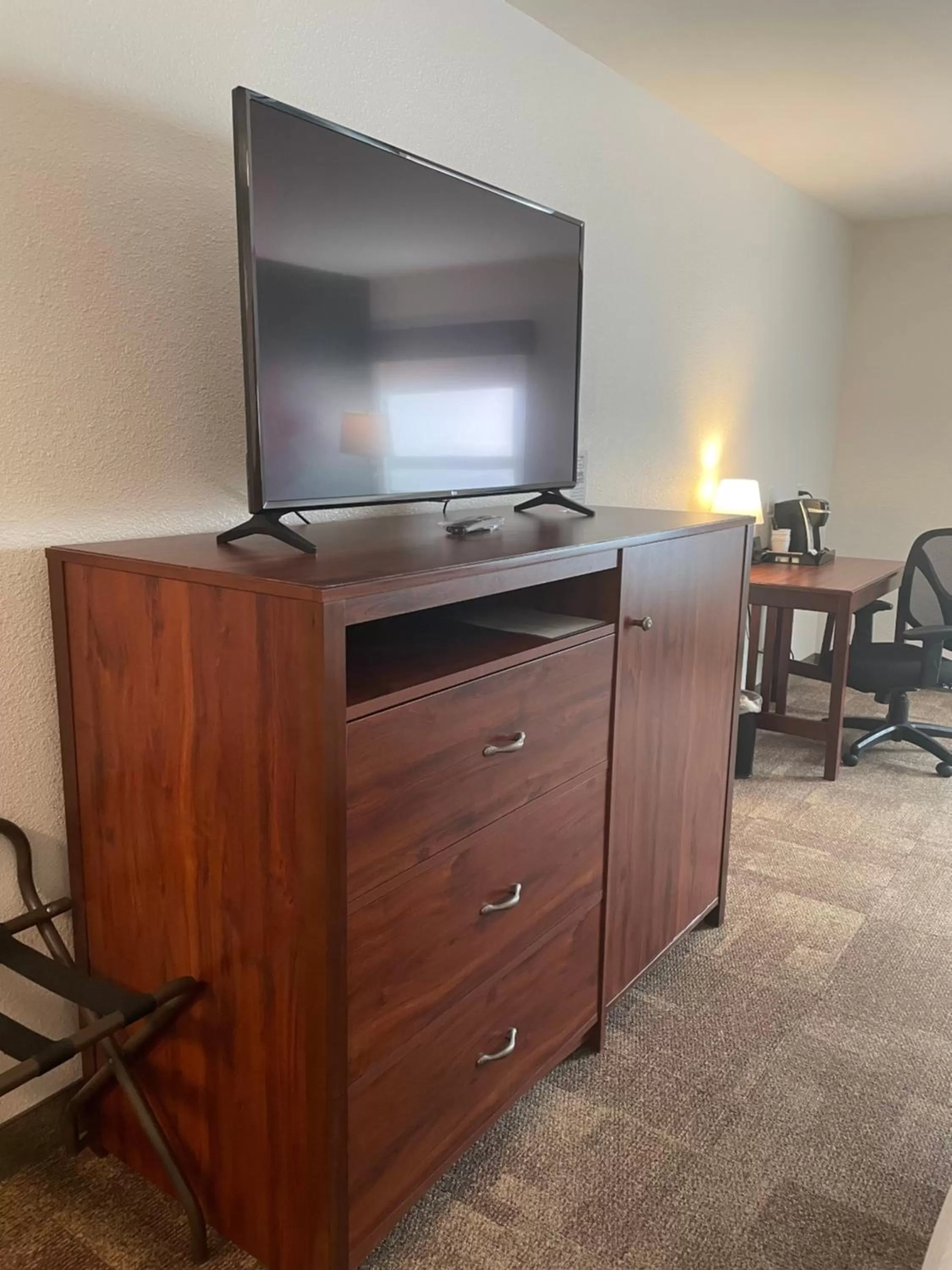 TV and multimedia in Boothill Inn and Suites