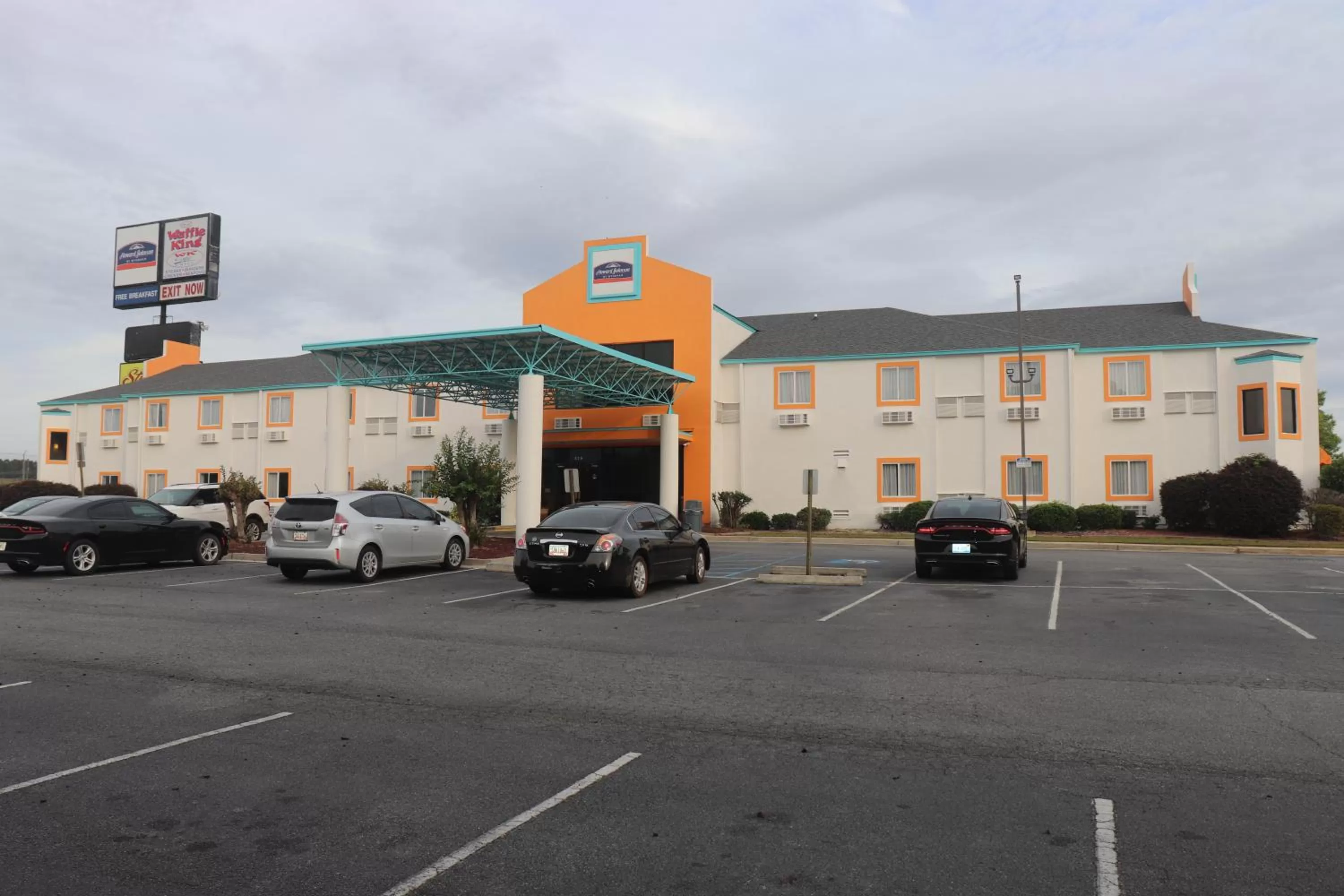 Property building in Howard Johnson by Wyndham Tifton GA I-75