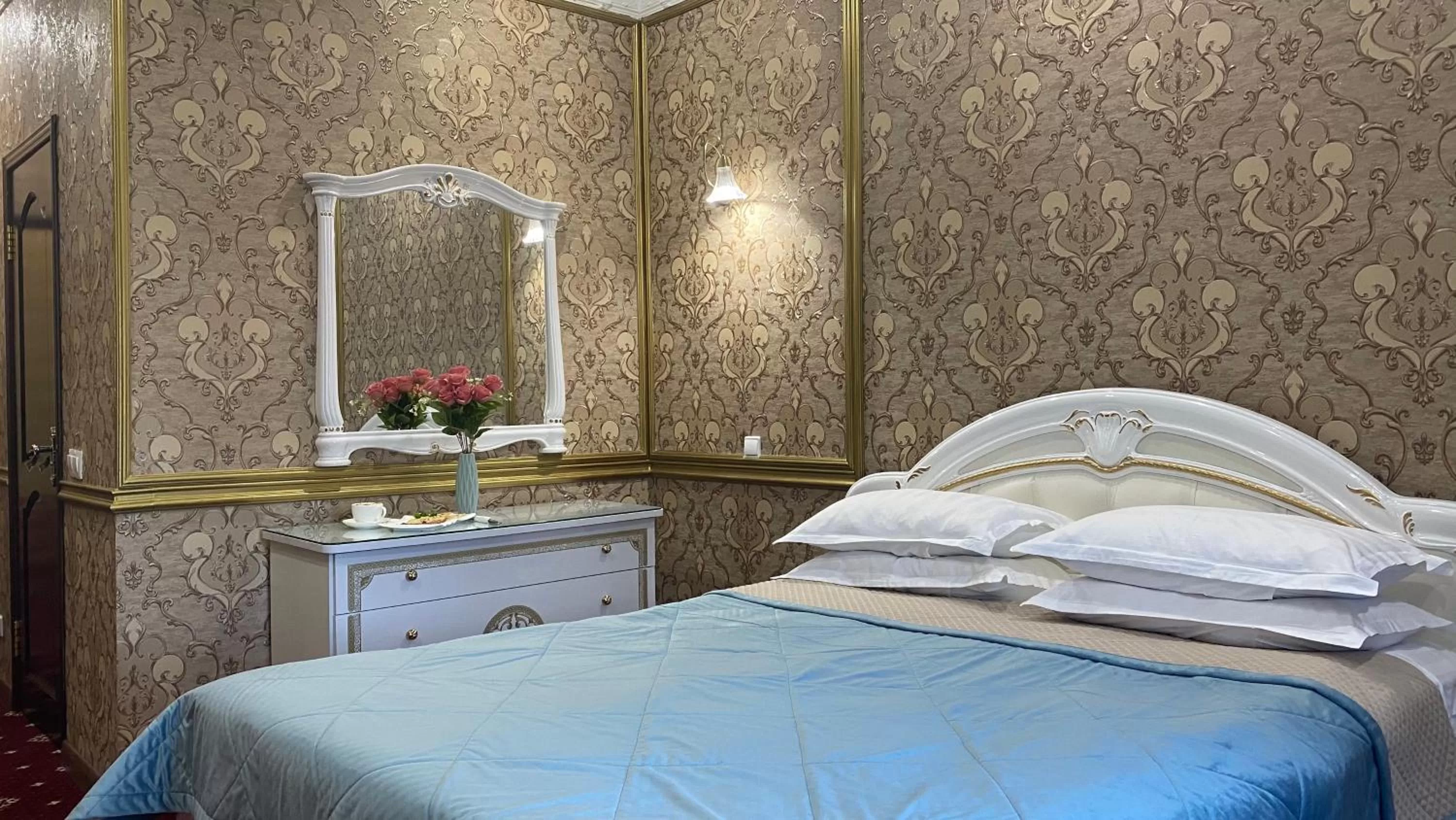 Bed, Room Photo in Lion Hotel