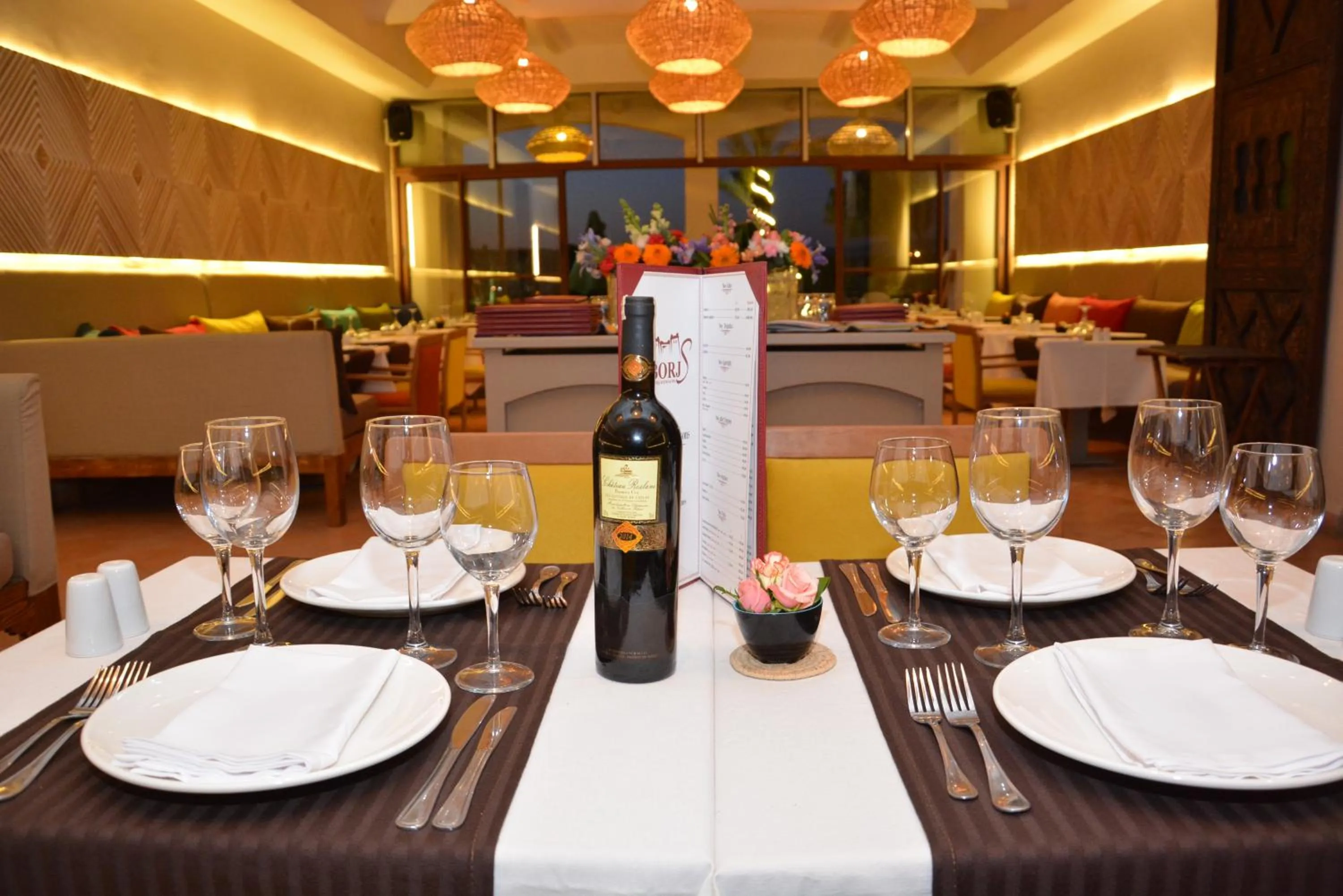 Restaurant/places to eat in Borjs Hotel Suites & Spa
