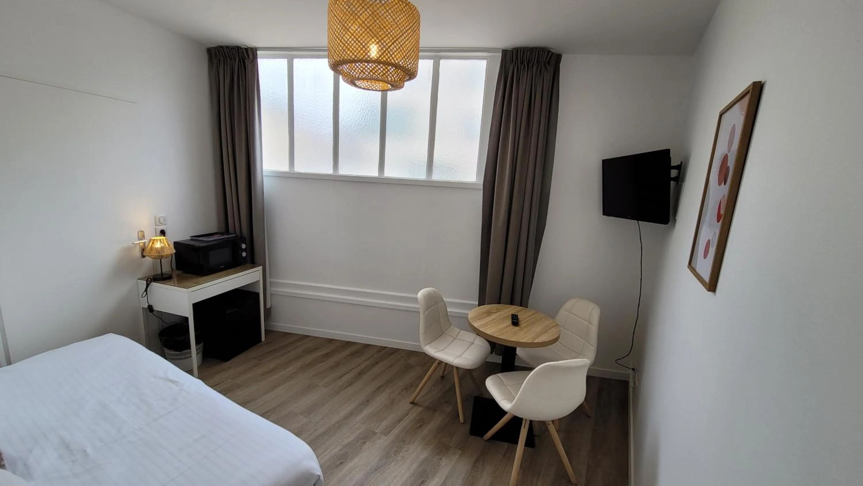 Photo of the whole room, TV/Entertainment Center in Hotel Le Valois, Cognac Centre