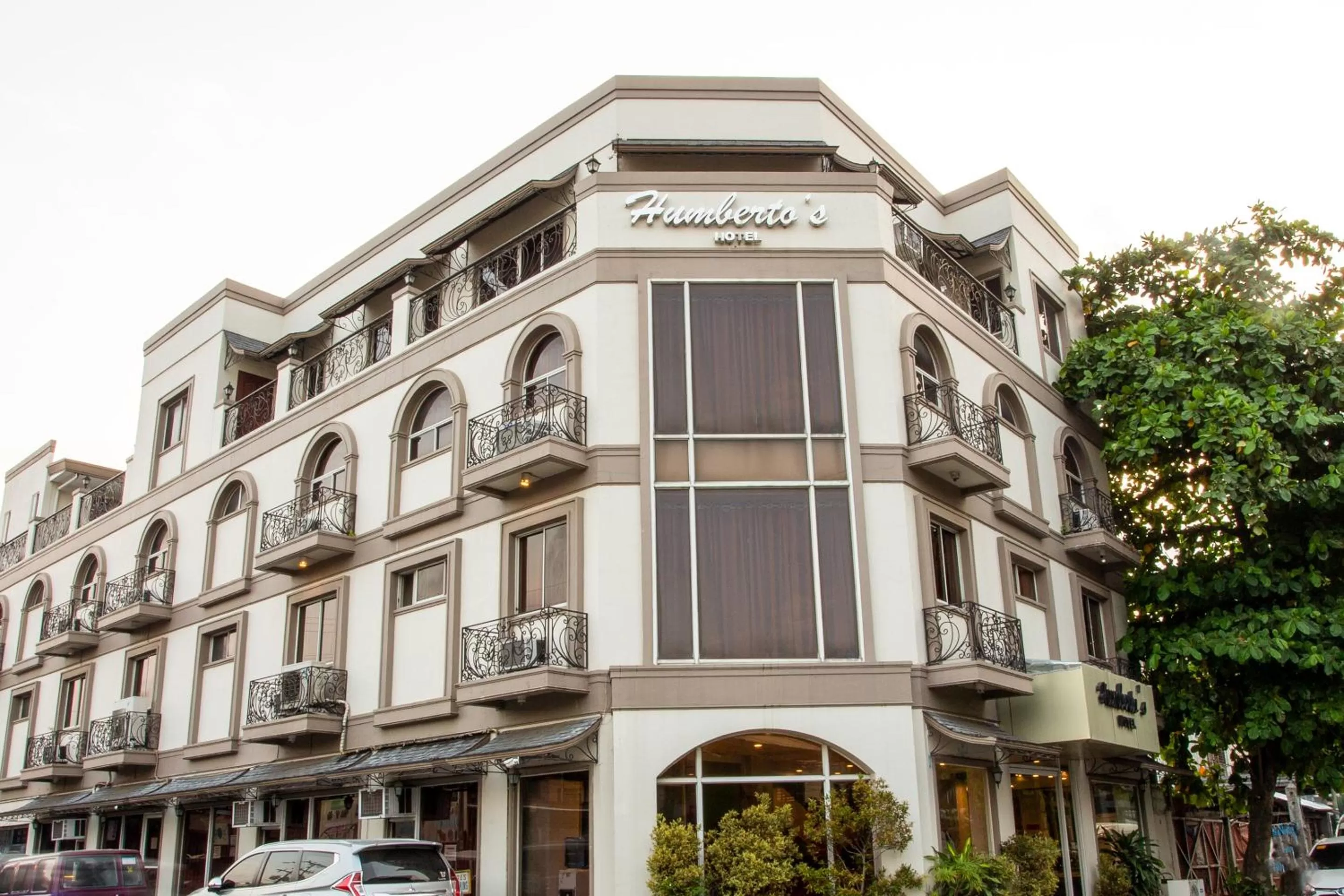 Facade/entrance, Property Building in OYO 414 Humberto's Hotel