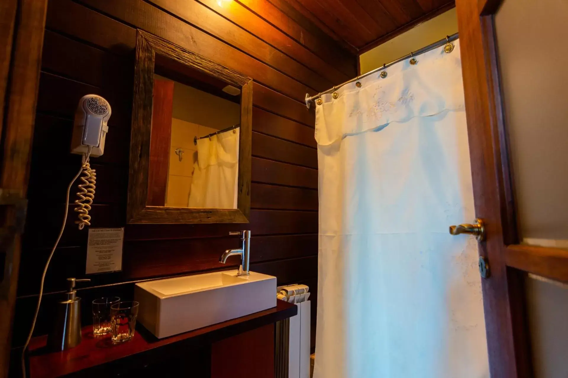 Double or Twin Room in Hostería El Galpón Del Glaciar Double or Twin Room in Hostería El Galpón Del Glaciar