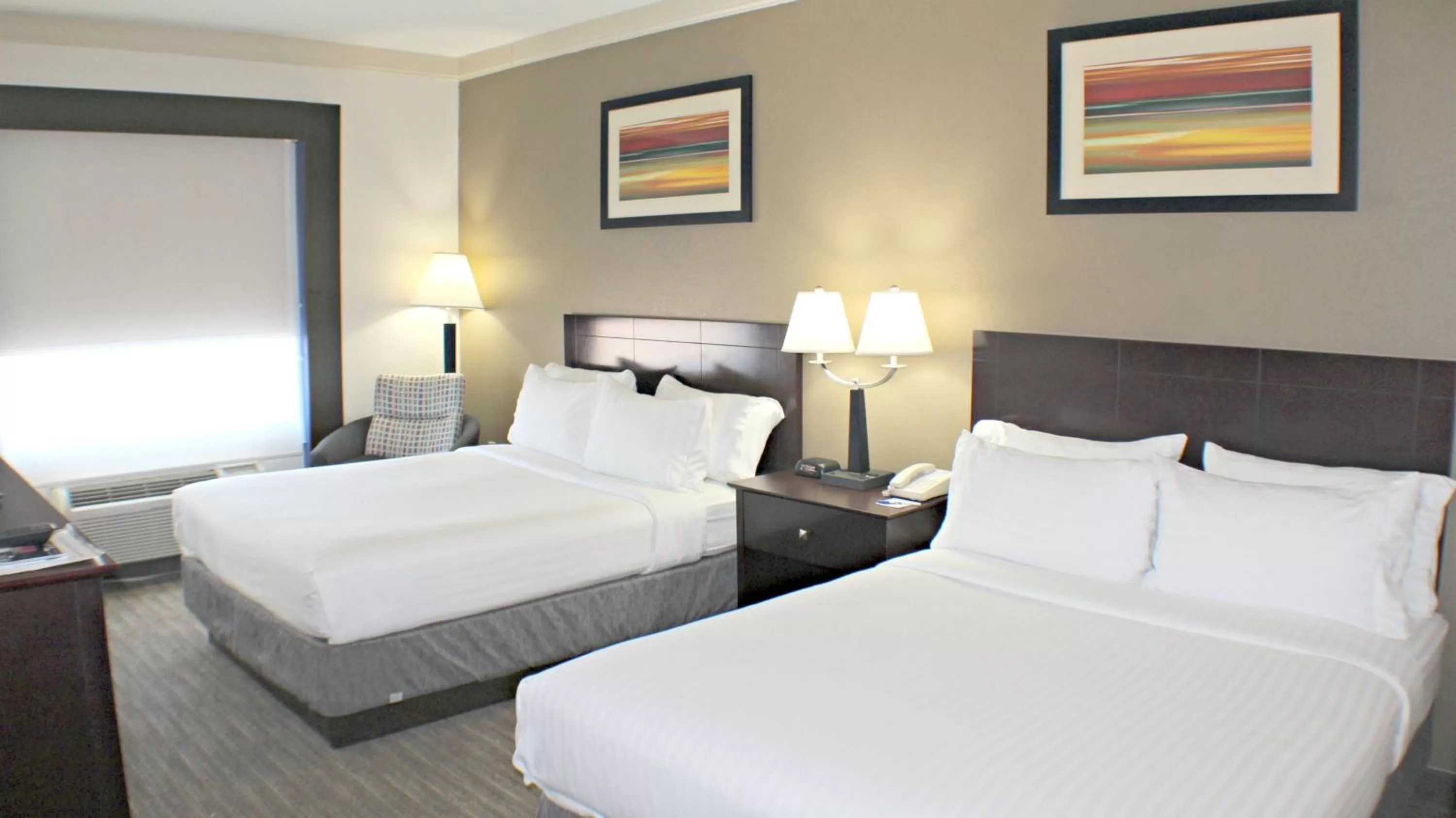 Photo of the whole room, Bed in Holiday Inn Express & Suites Plainview by IHG