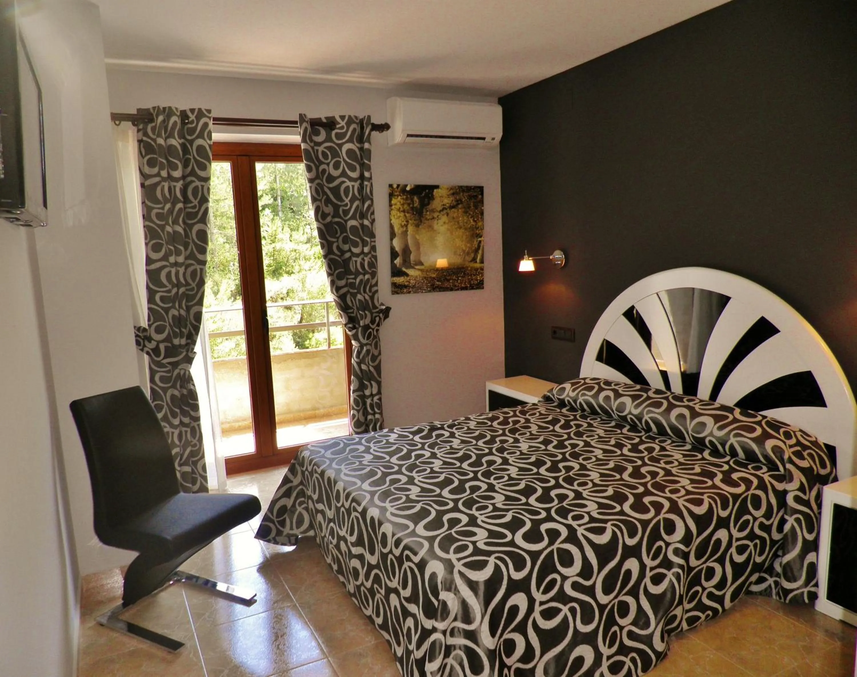 Photo of the whole room, Bed in Hotel Meson de L’Ainsa