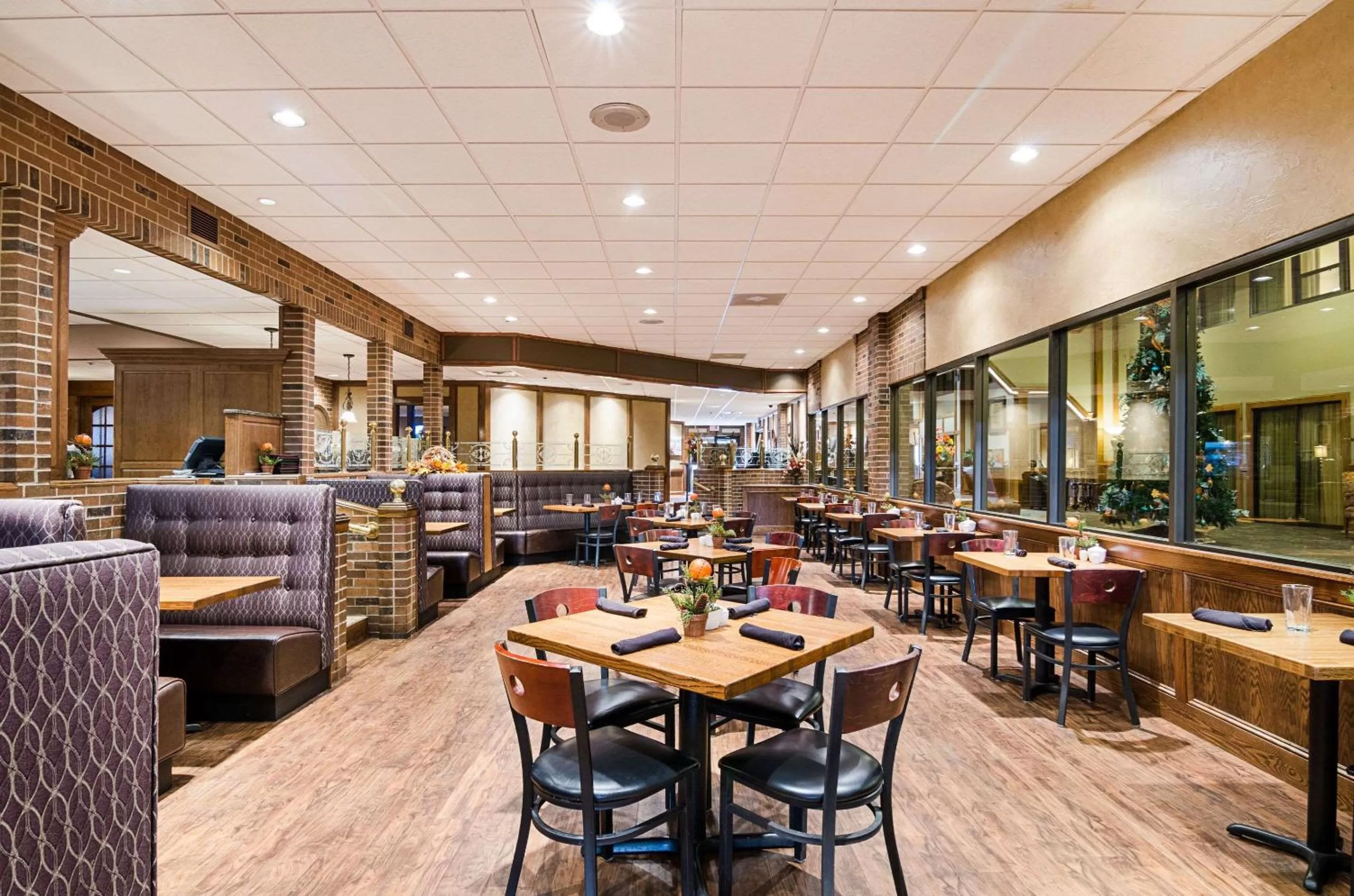 Restaurant/places to eat in Clarion Inn Garden City