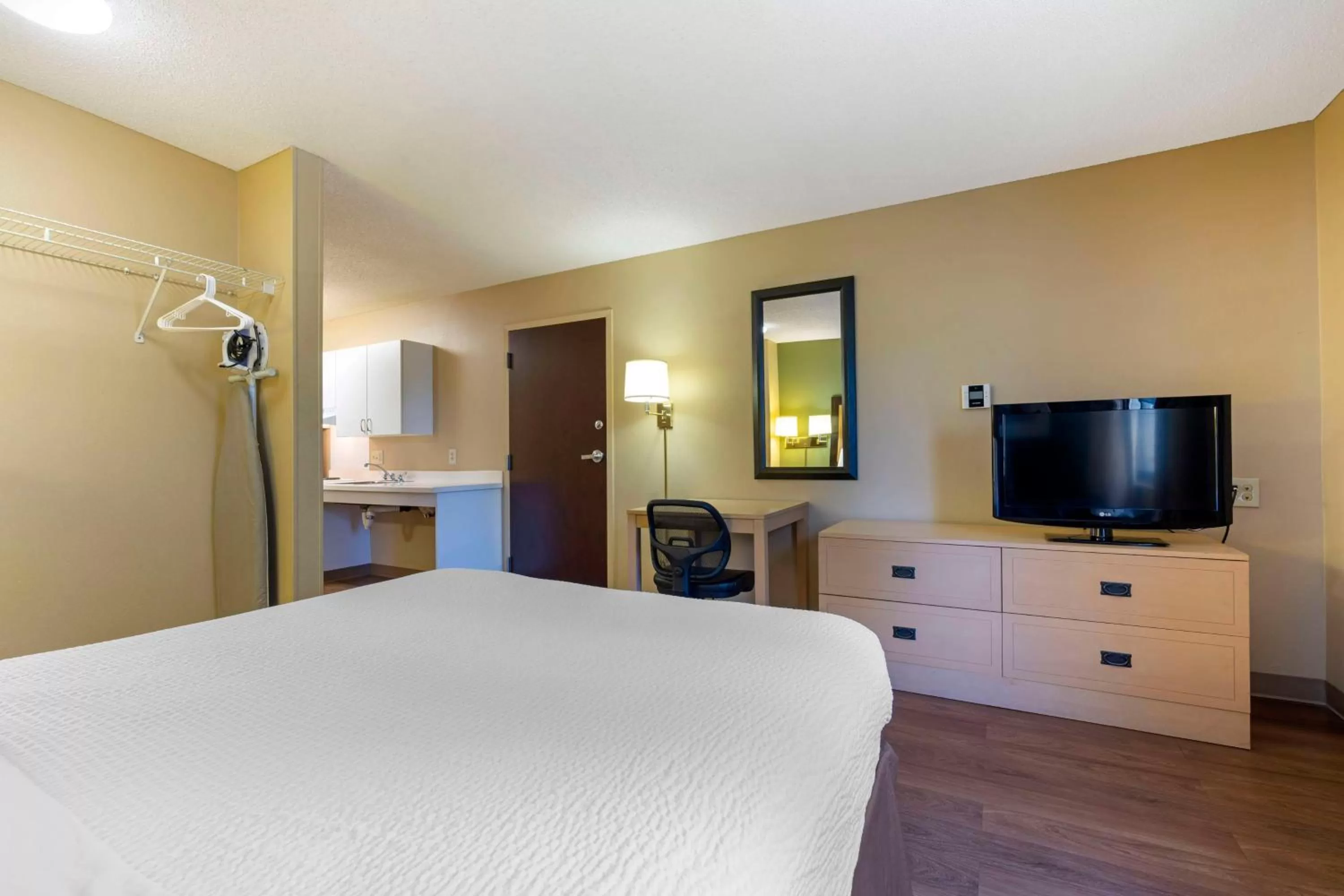 Bedroom, Bed in Extended Stay America Suites - Stockton - March Lane