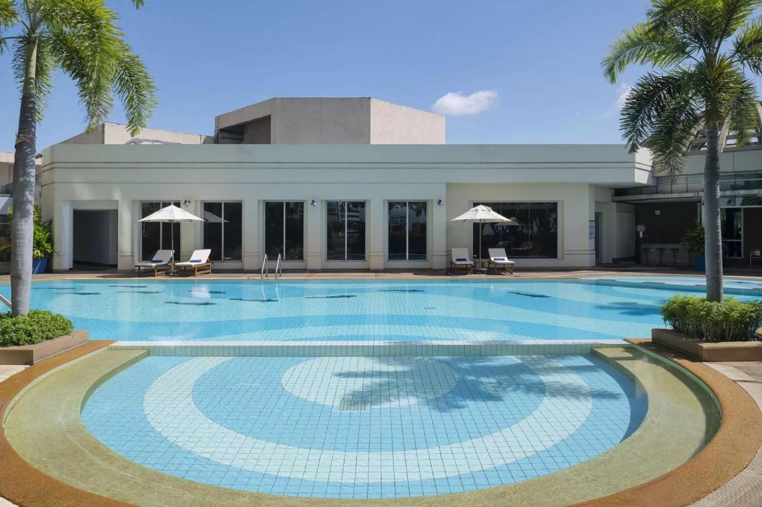 Swimming pool in Miracle Grand Convention Hotel