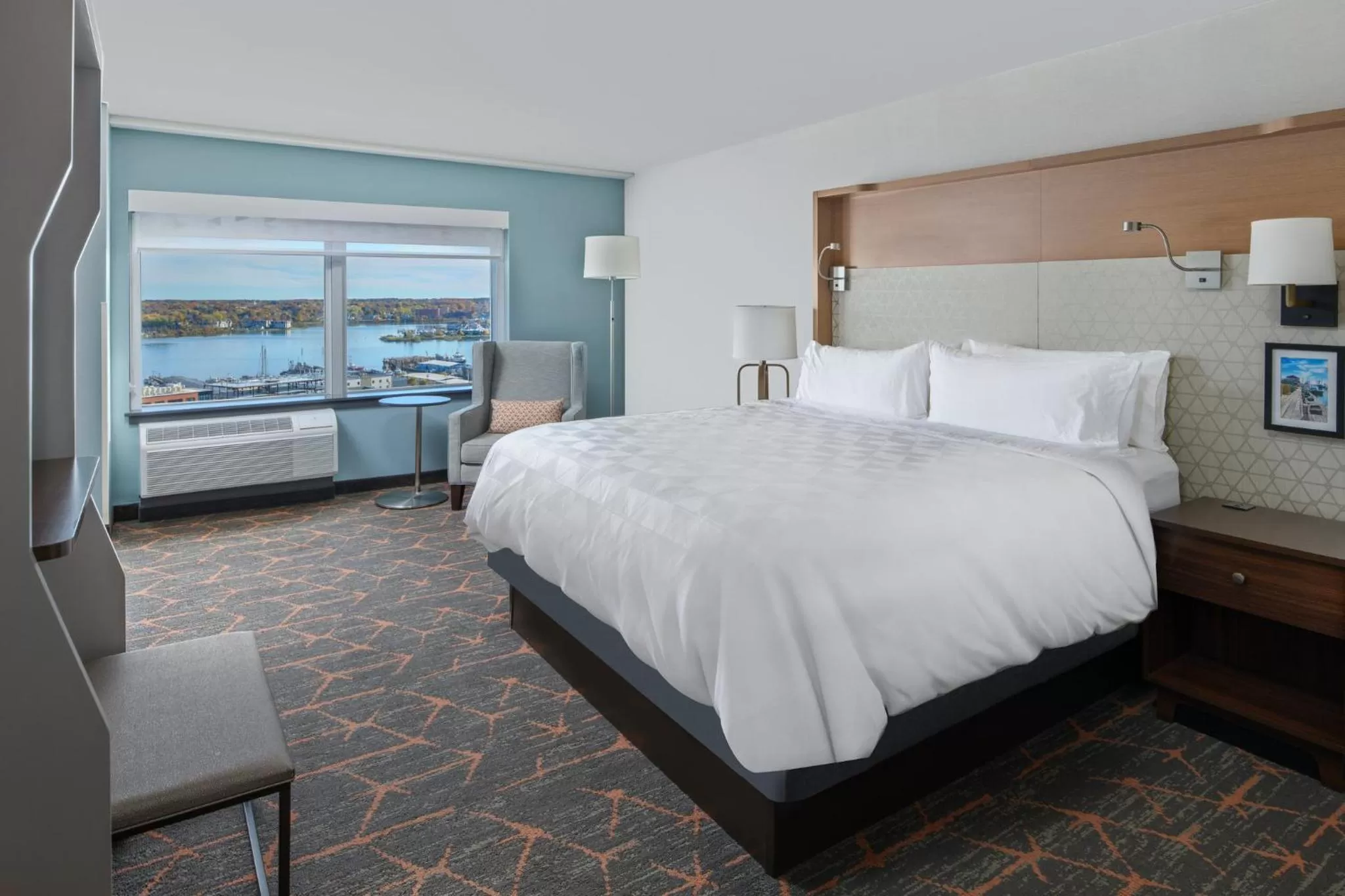 Photo of the whole room, Bed in Holiday Inn Portland-By the Bay by IHG