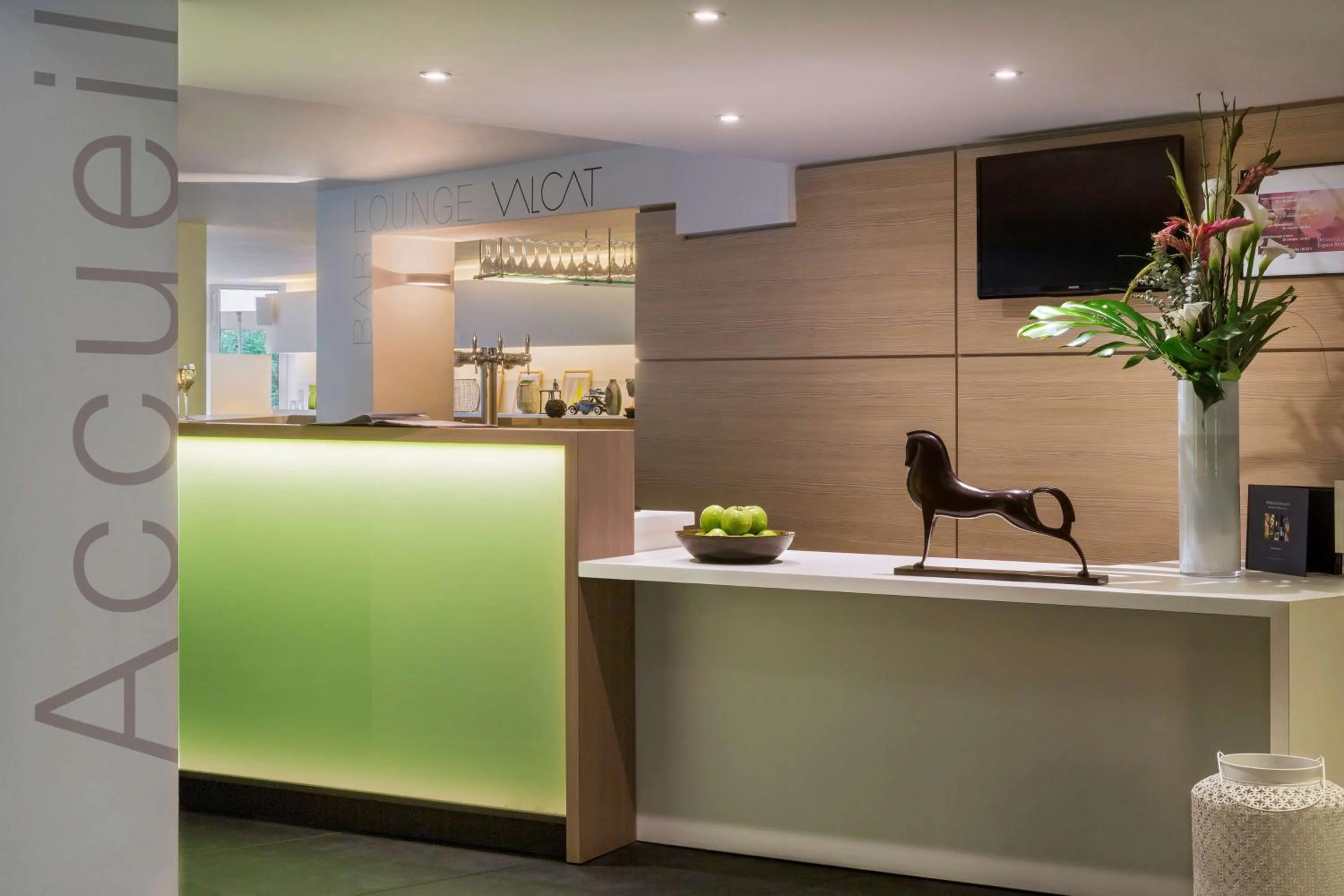 Lobby or reception in Best Western Plus Hotel Du Parc Chantilly