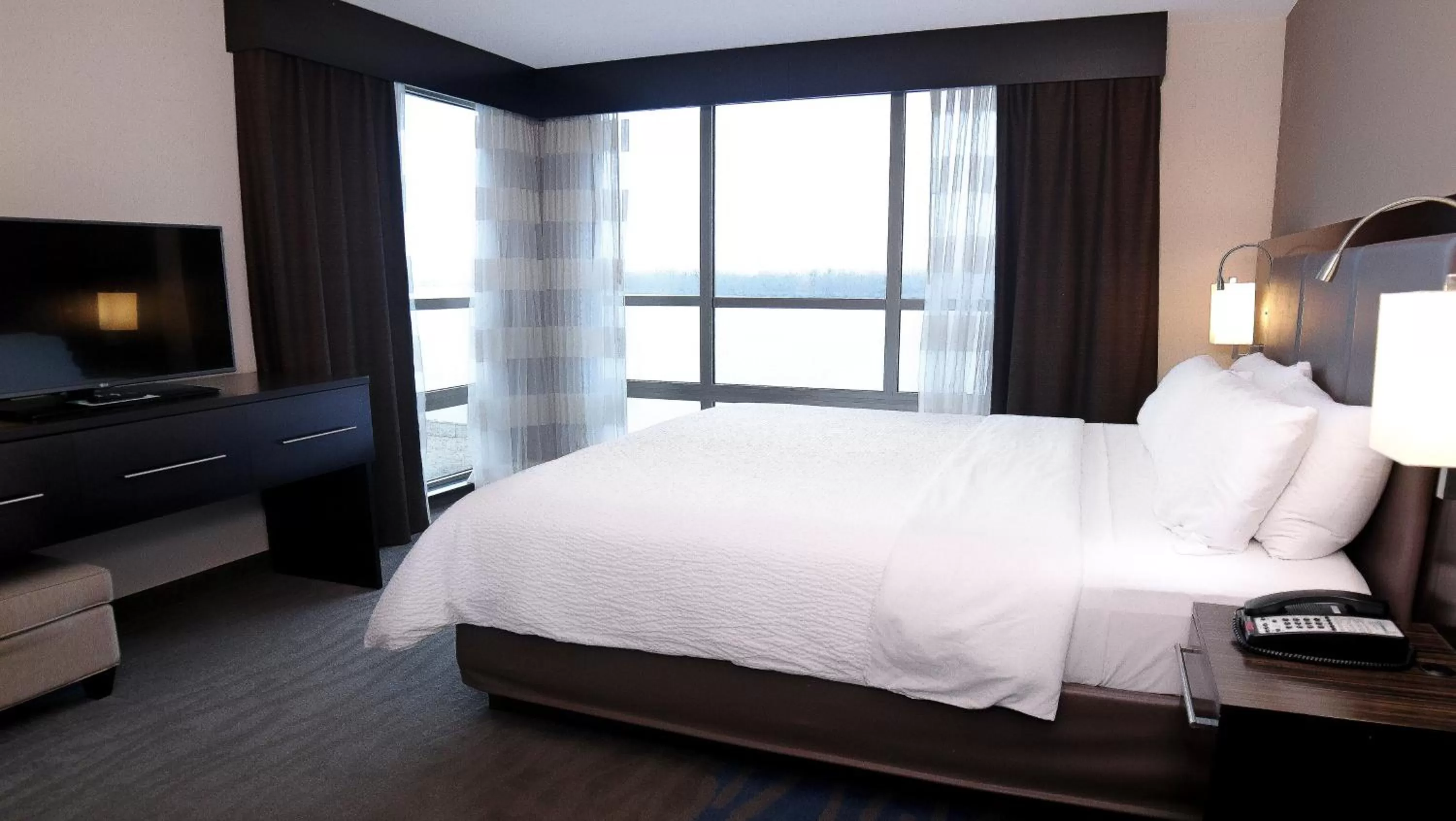 Photo of the whole room, Bed in Holiday Inn Owensboro Riverfront by IHG
