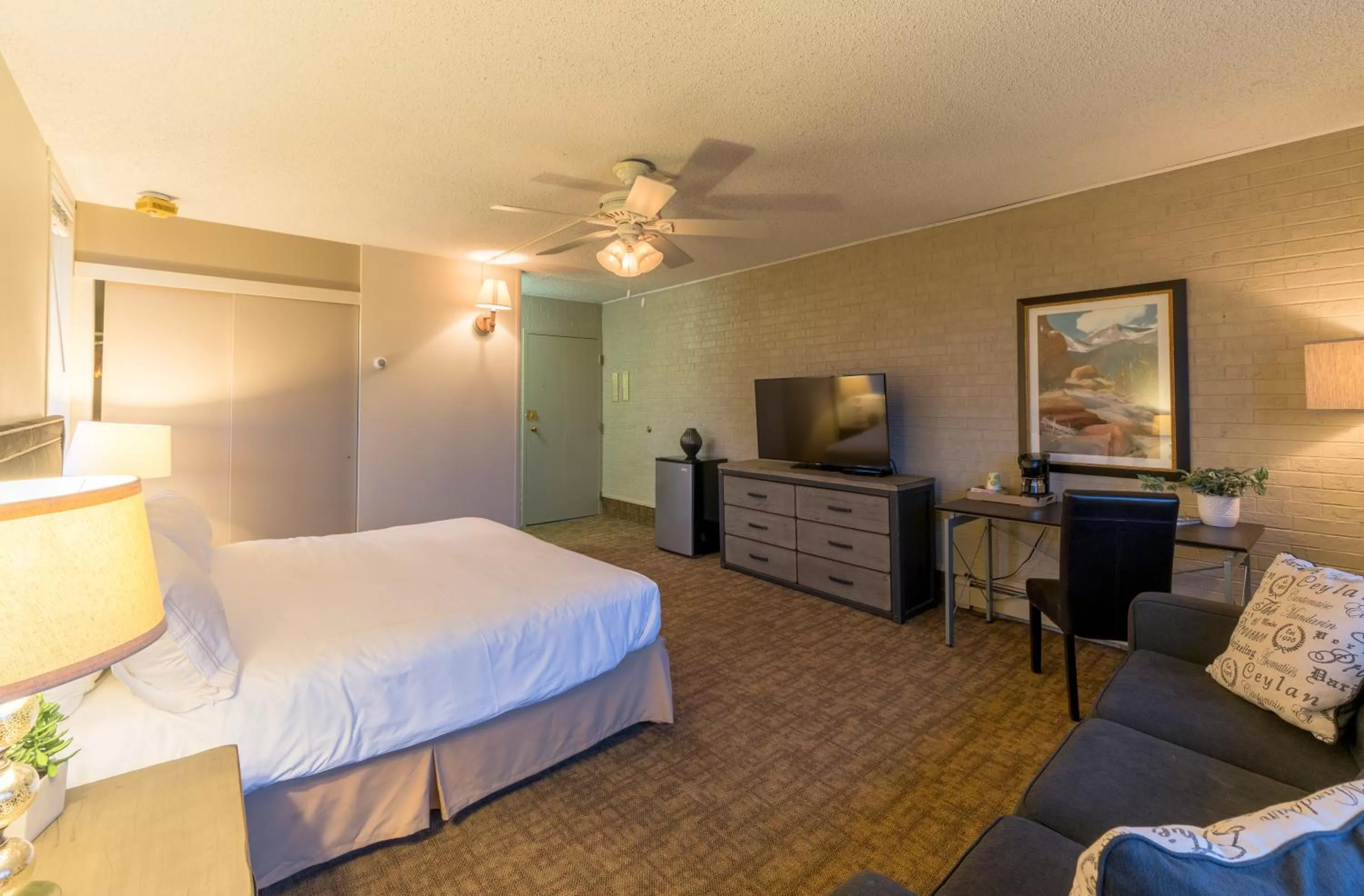 Photo of the whole room, Bed in Mountain Chalet Snowmass