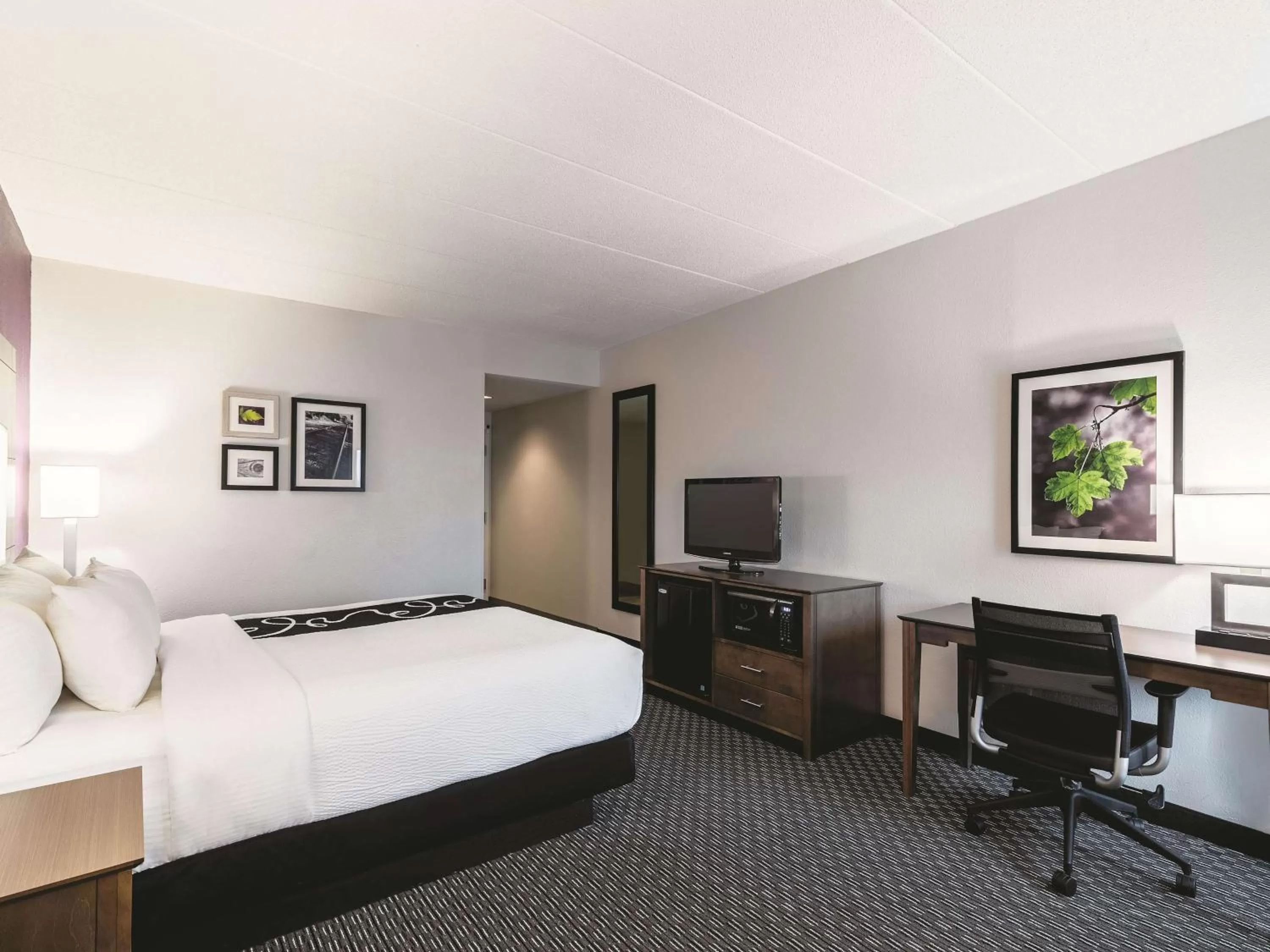 Photo of the whole room, Bed in La Quinta by Wyndham Salem NH