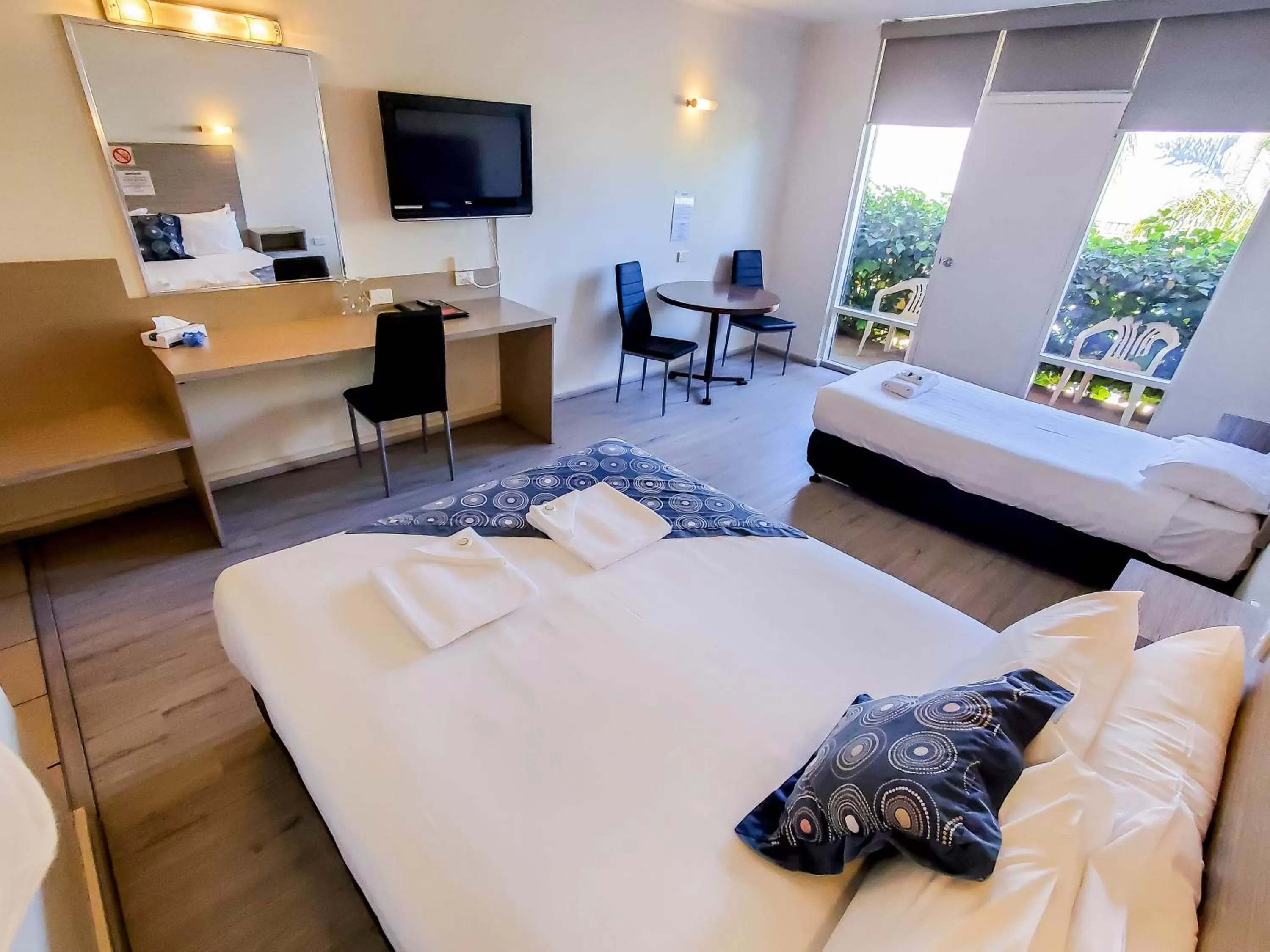 Photo of the whole room, Bed in Sandors Motor Inn