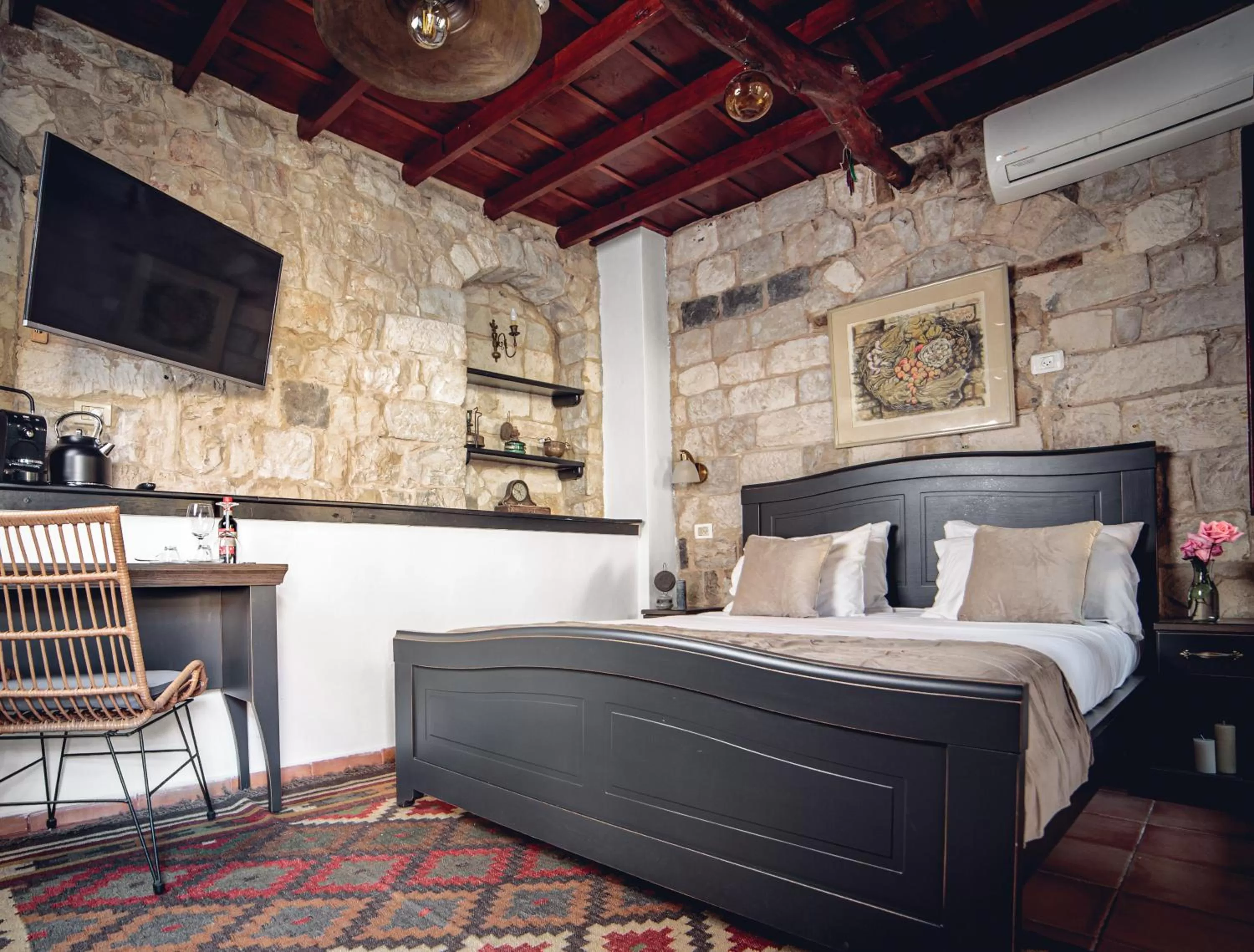 Living room, Bed in וילה תהילה המחודש - The new Villa Tehila