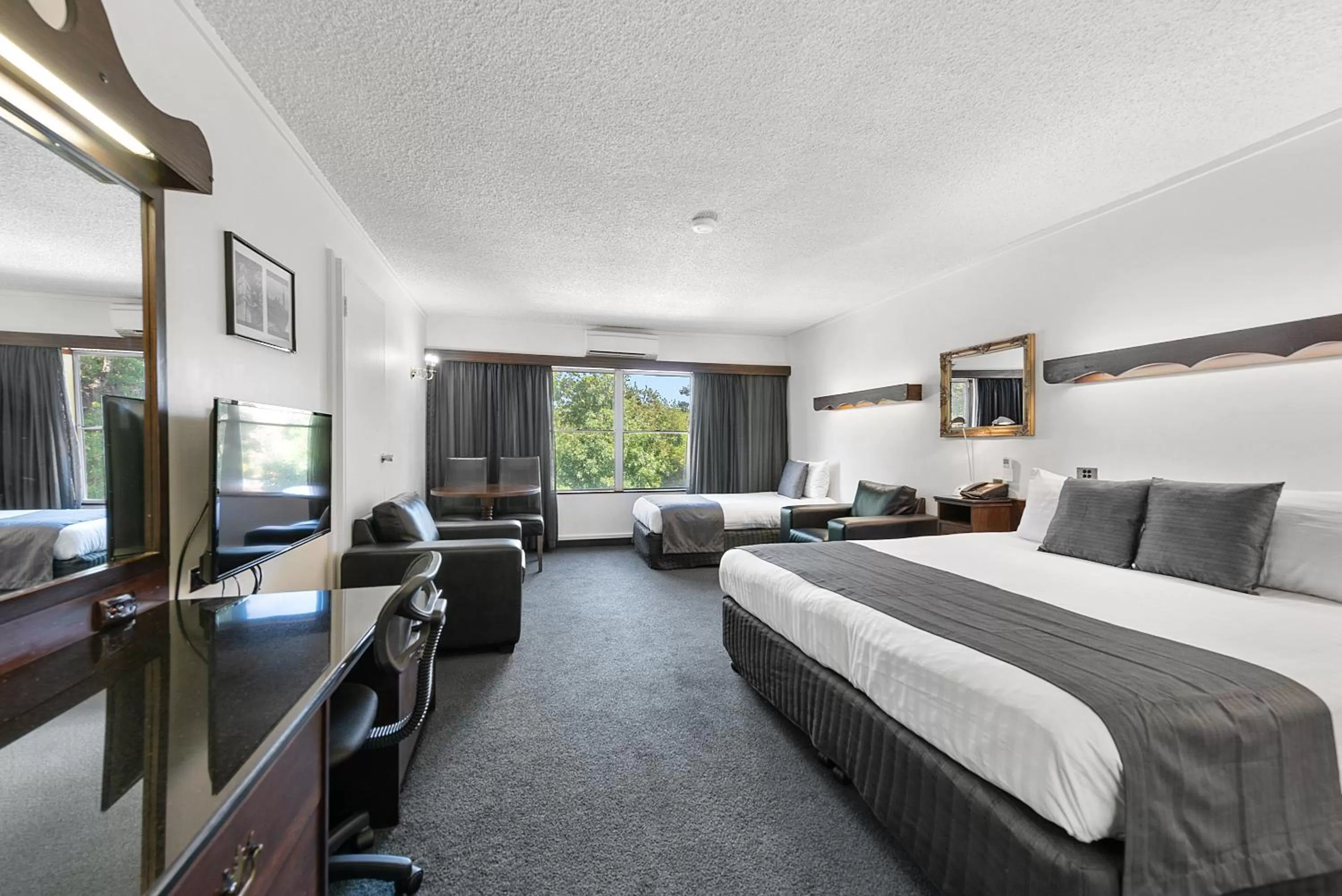 Photo of the whole room, Bed in Quality Hotel Colonial Launceston