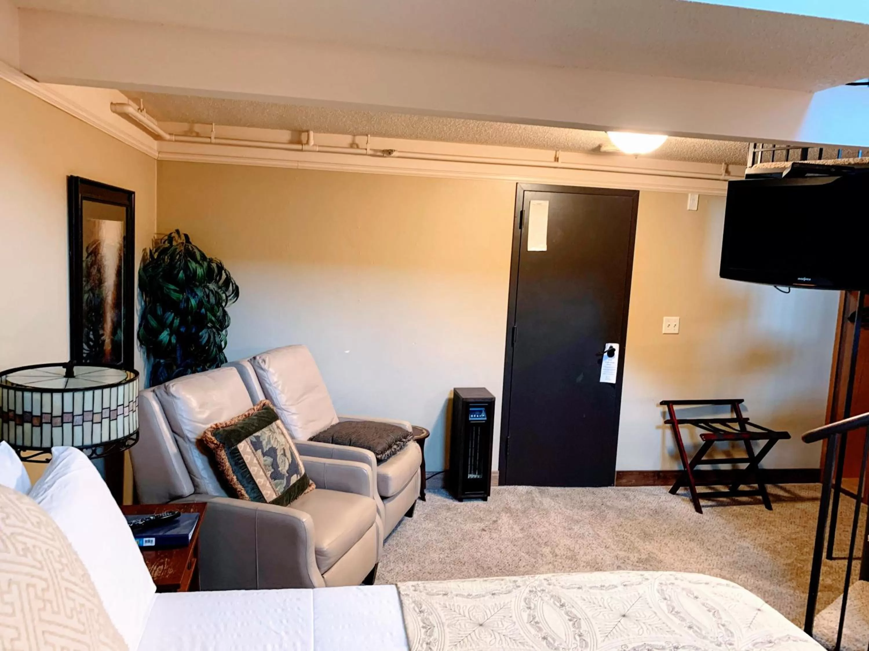 Bed in Iowa House Historic Inn