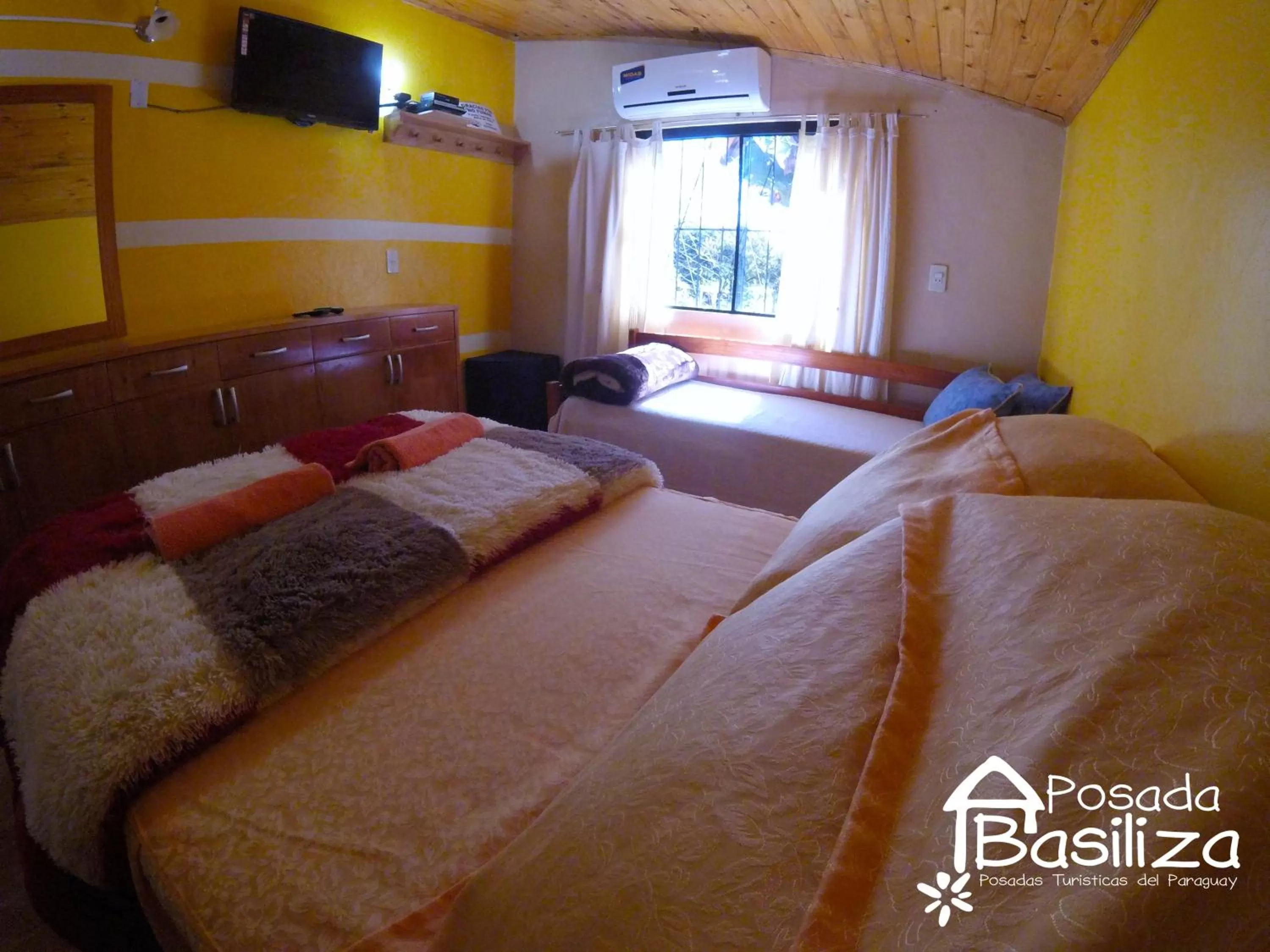 Photo of the whole room, Bed in Posada Basiliza, Encarnación PY
