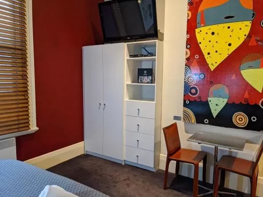 Seating area, Bed in Tolarno Hotel