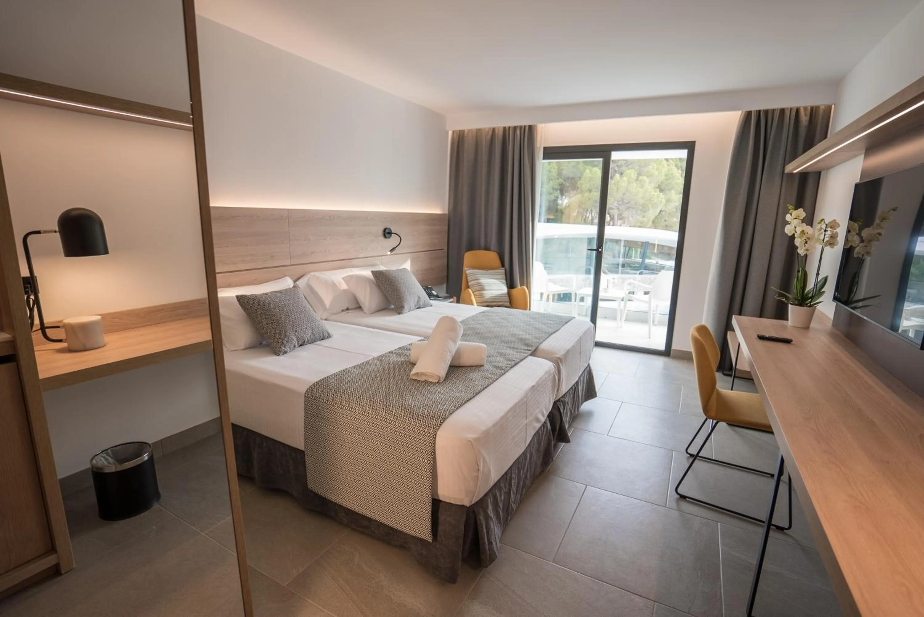 Photo of the whole room, Bed in Hotel Morlans Suites - Adults Only