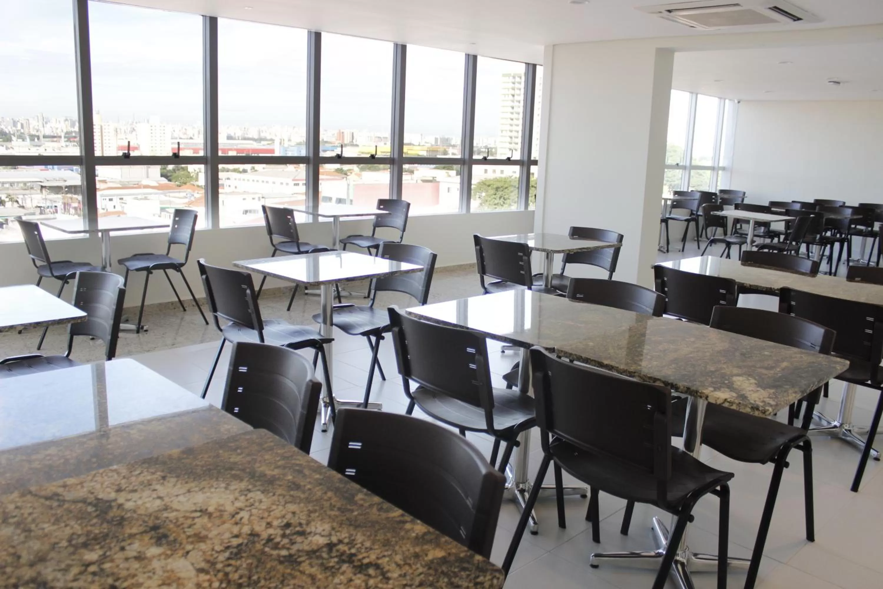 Restaurant/places to eat in Floresta Hotel - Expo C Norte - Distrito Anhembi