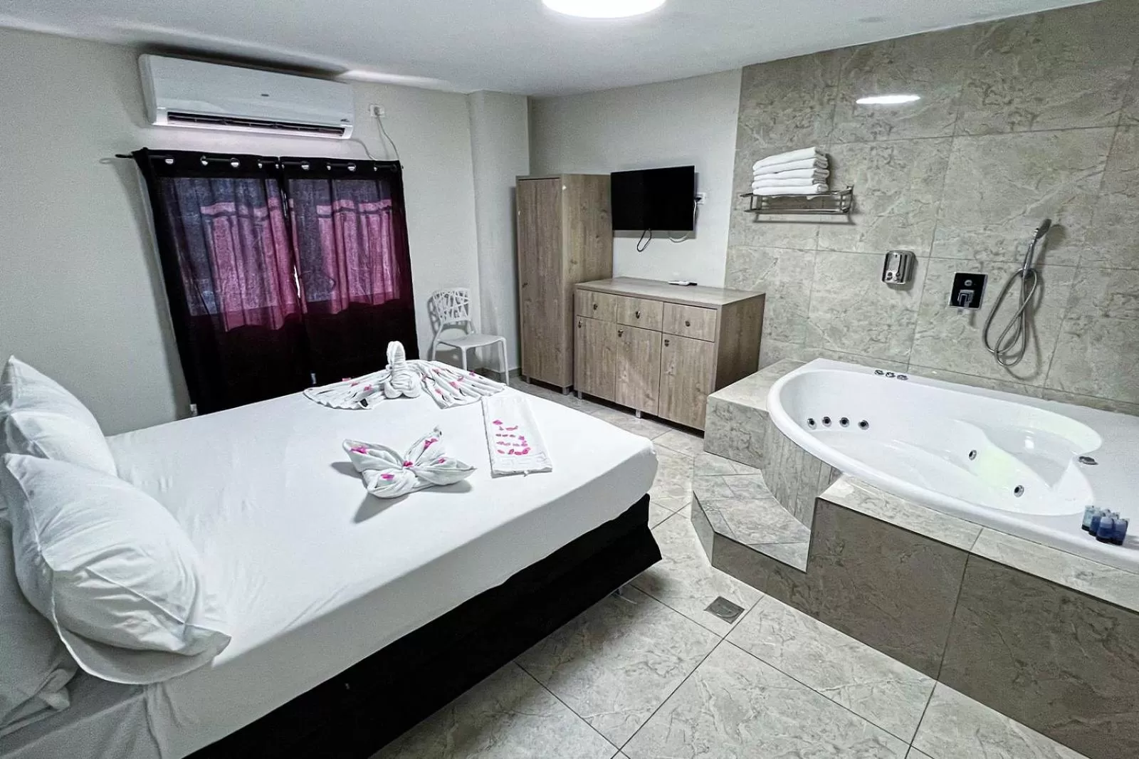 Bedroom, Bed in Red Sea Hotel