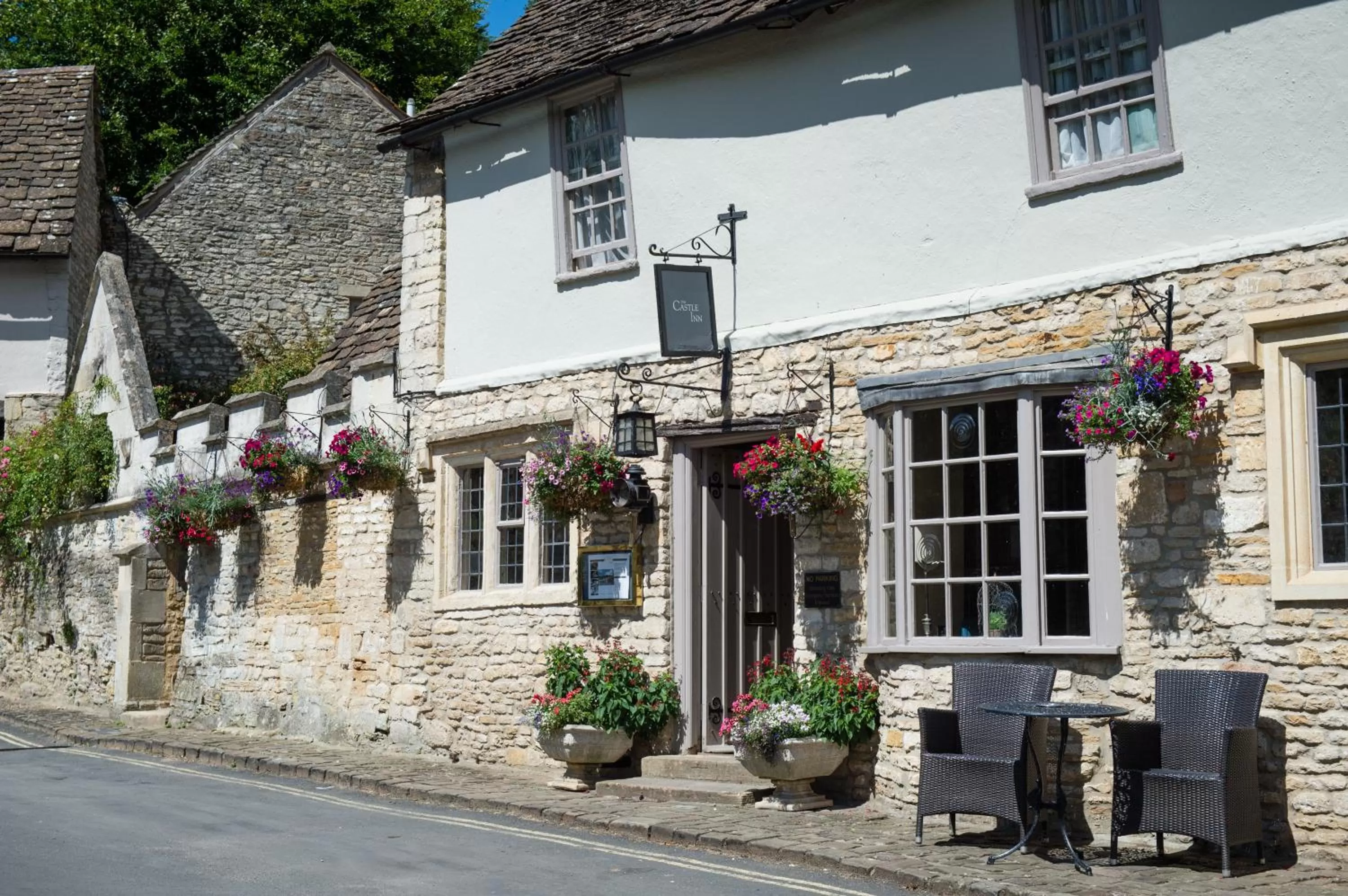 Facade/entrance, Property Building in The Castle Inn