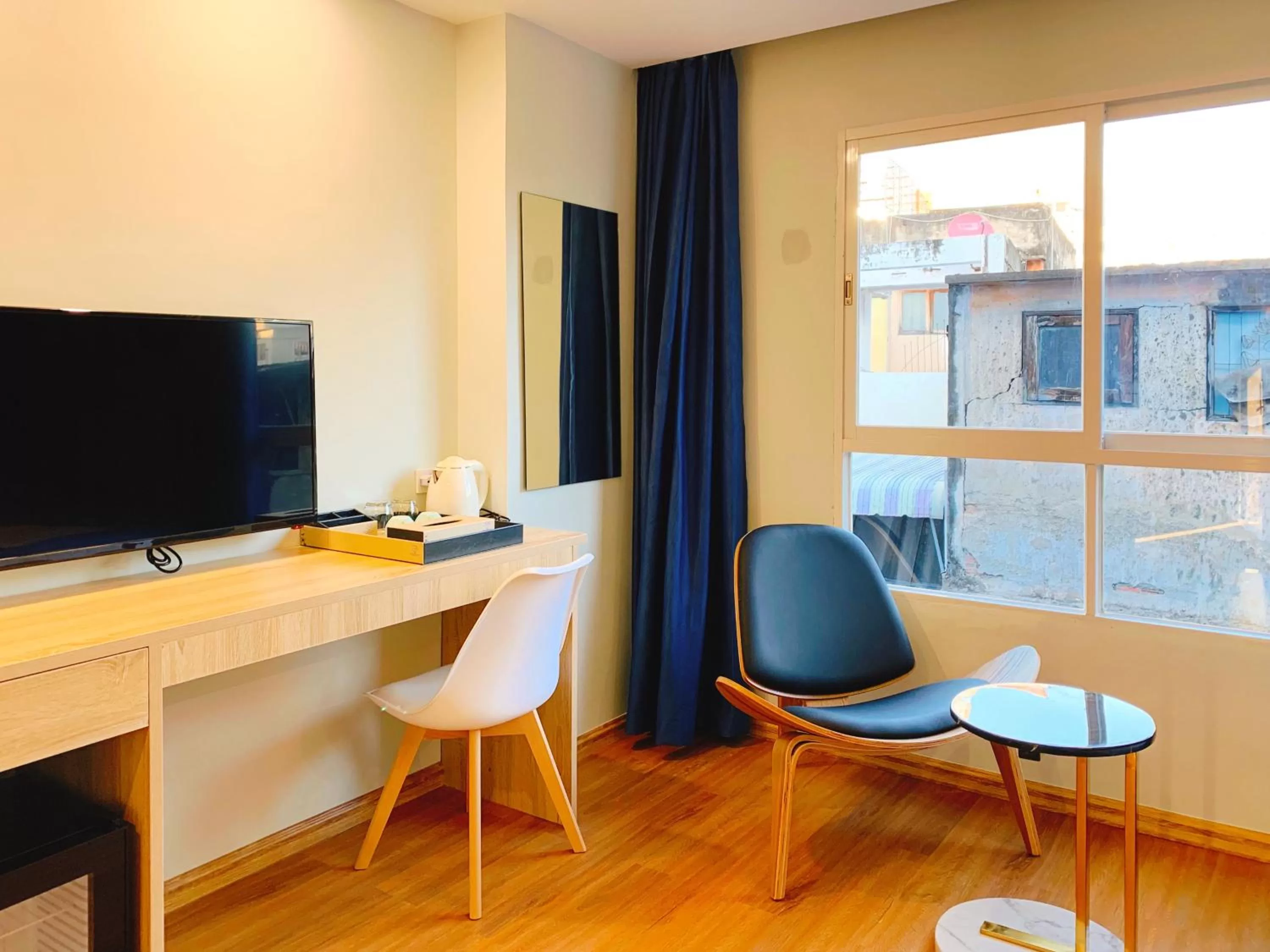 Communal lounge/ TV room in Sapphire Hotel Silom Bangkok