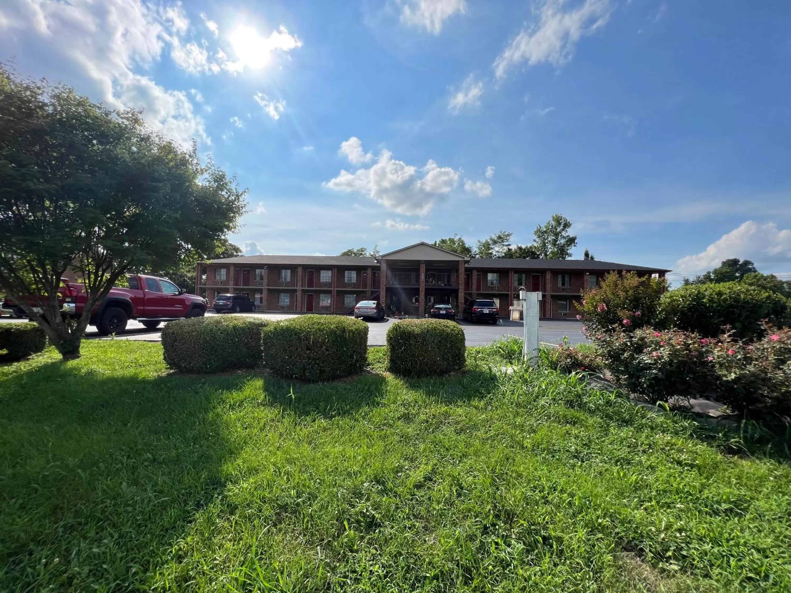 Property building in Americas Inn Bardstown