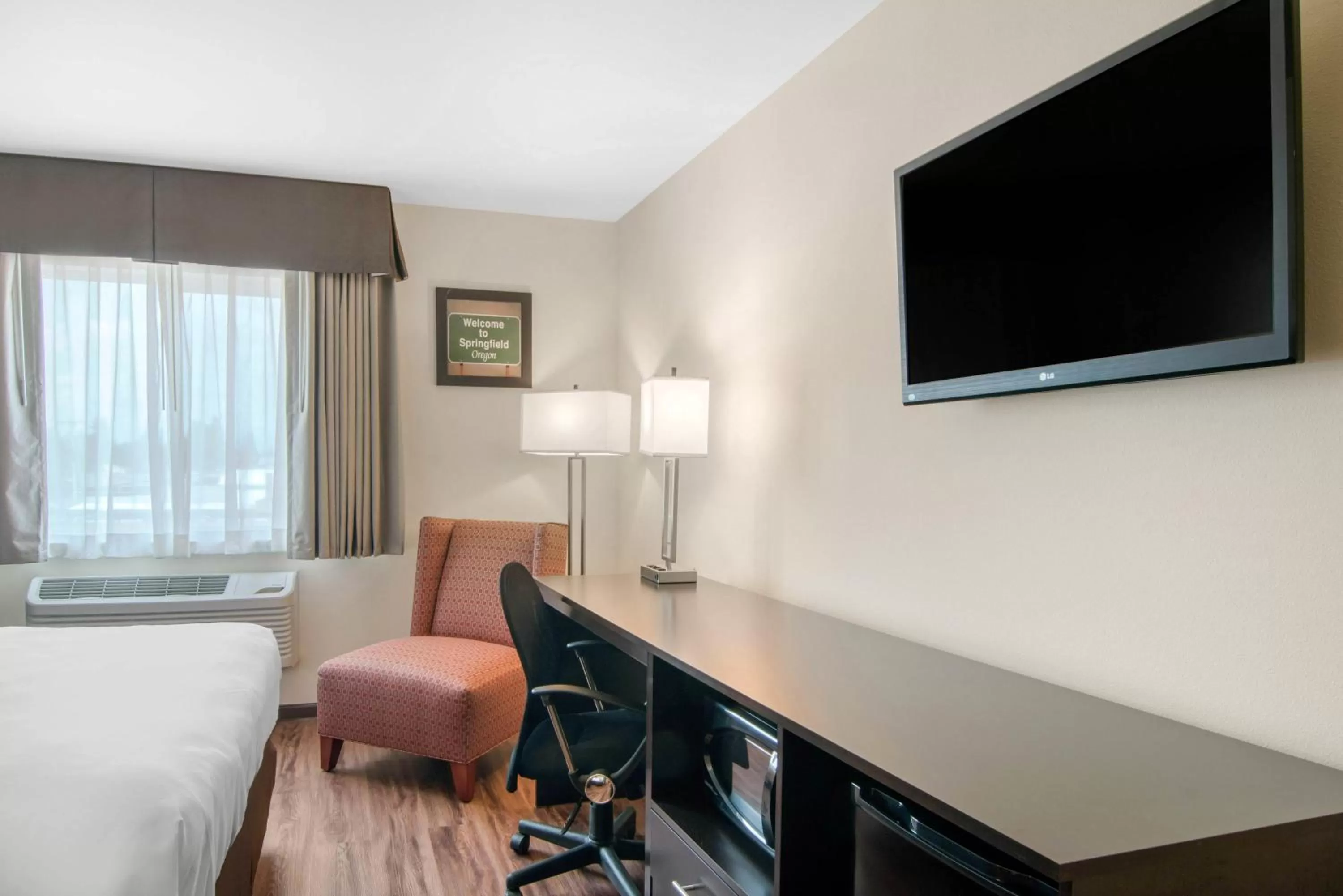 Seating area, Bed in Econo Lodge Inn & Suites Springfield Main Street