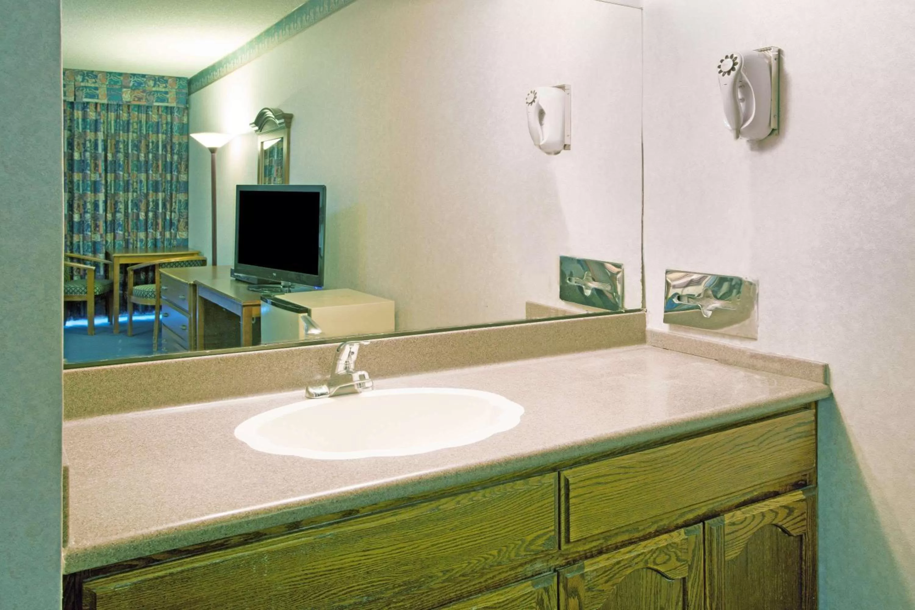 Photo of the whole room in Travelodge by Wyndham Ocean Front