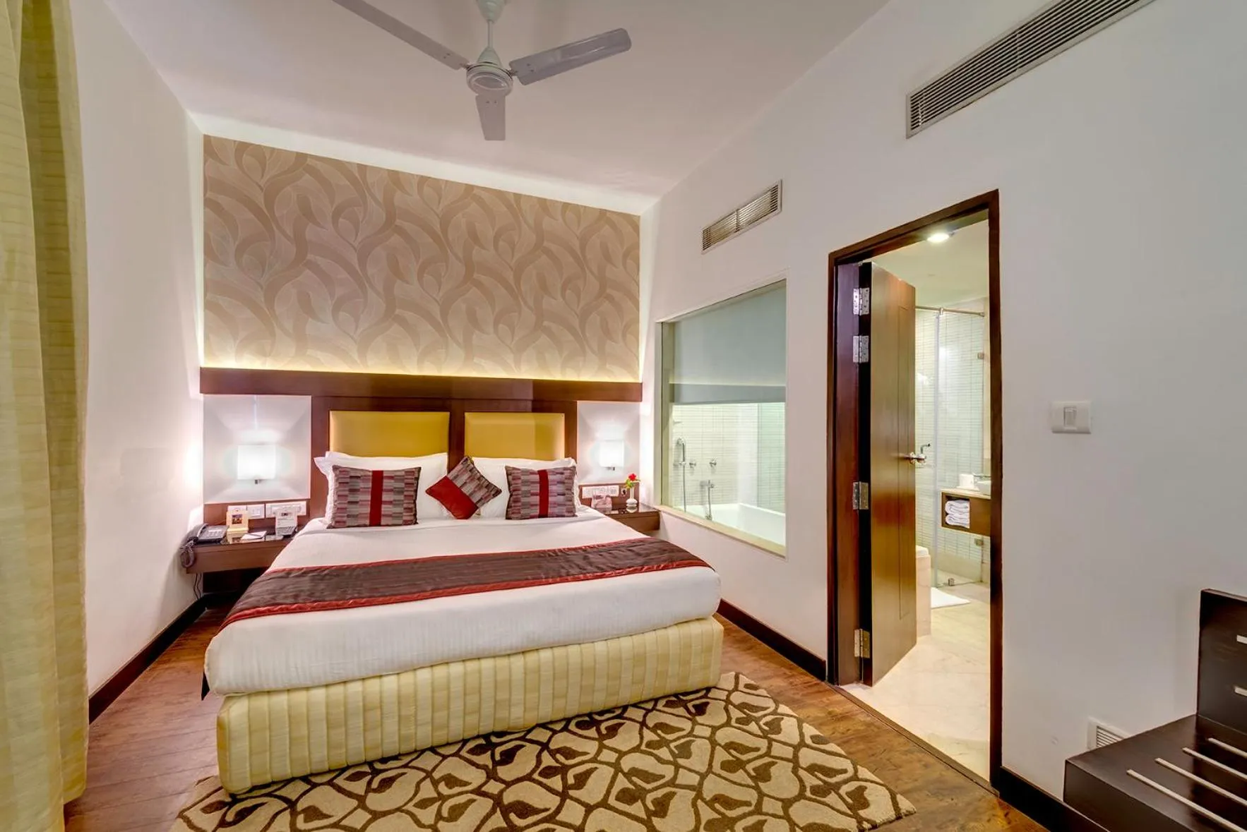 Bed in Hotel Hindusthan International, Varanasi