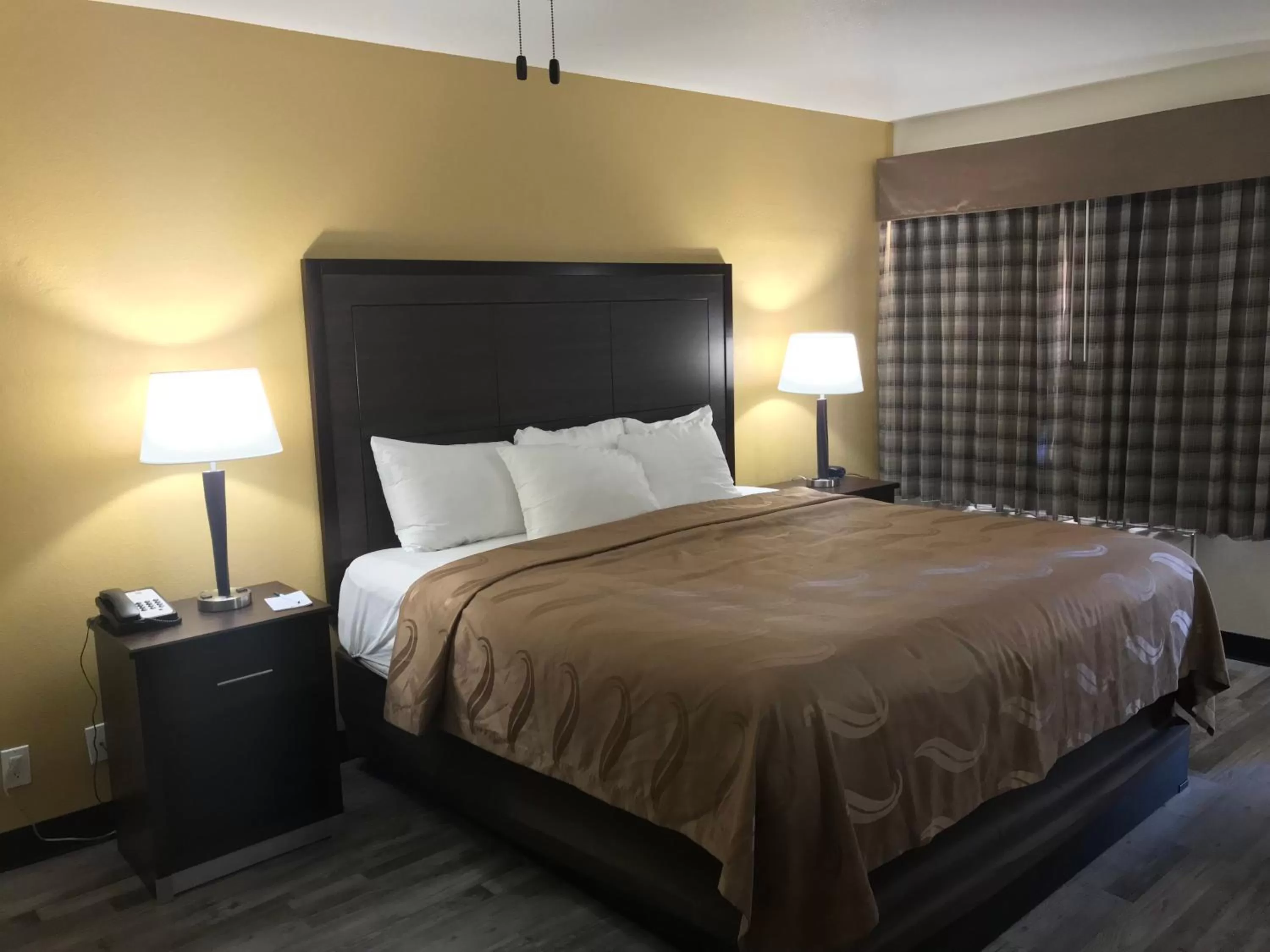 Bedroom, Bed in Quality Inn & Suites near Downtown Mesa